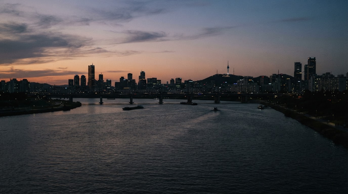 夕暮れの静かな漢江と都市のシルエット、薄明かりの差す川辺の風景(AI生成画像)