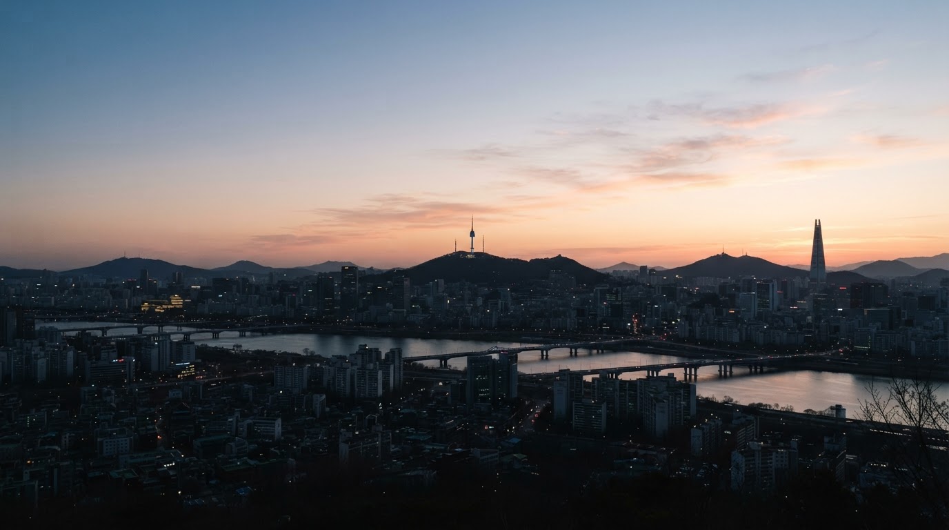 새벽이 밝아 오는 서울의 하늘, 도시 위로 옅은 여명이 번지는 풍경 (AI 생성 이미지)