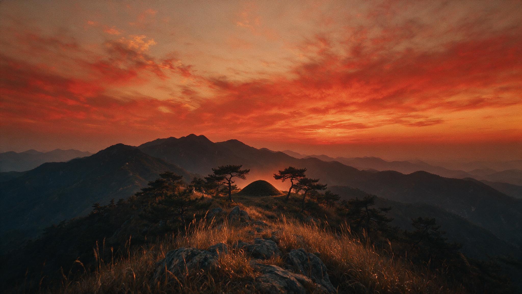 해질녘 가야산 능선 너머로 물드는 붉은 노을과 산자락에 자리한 무덤의 실루엣, 웅장하고 쓸쓸한 여운, 사람 얼굴 없음 (AI 생성 이미지)