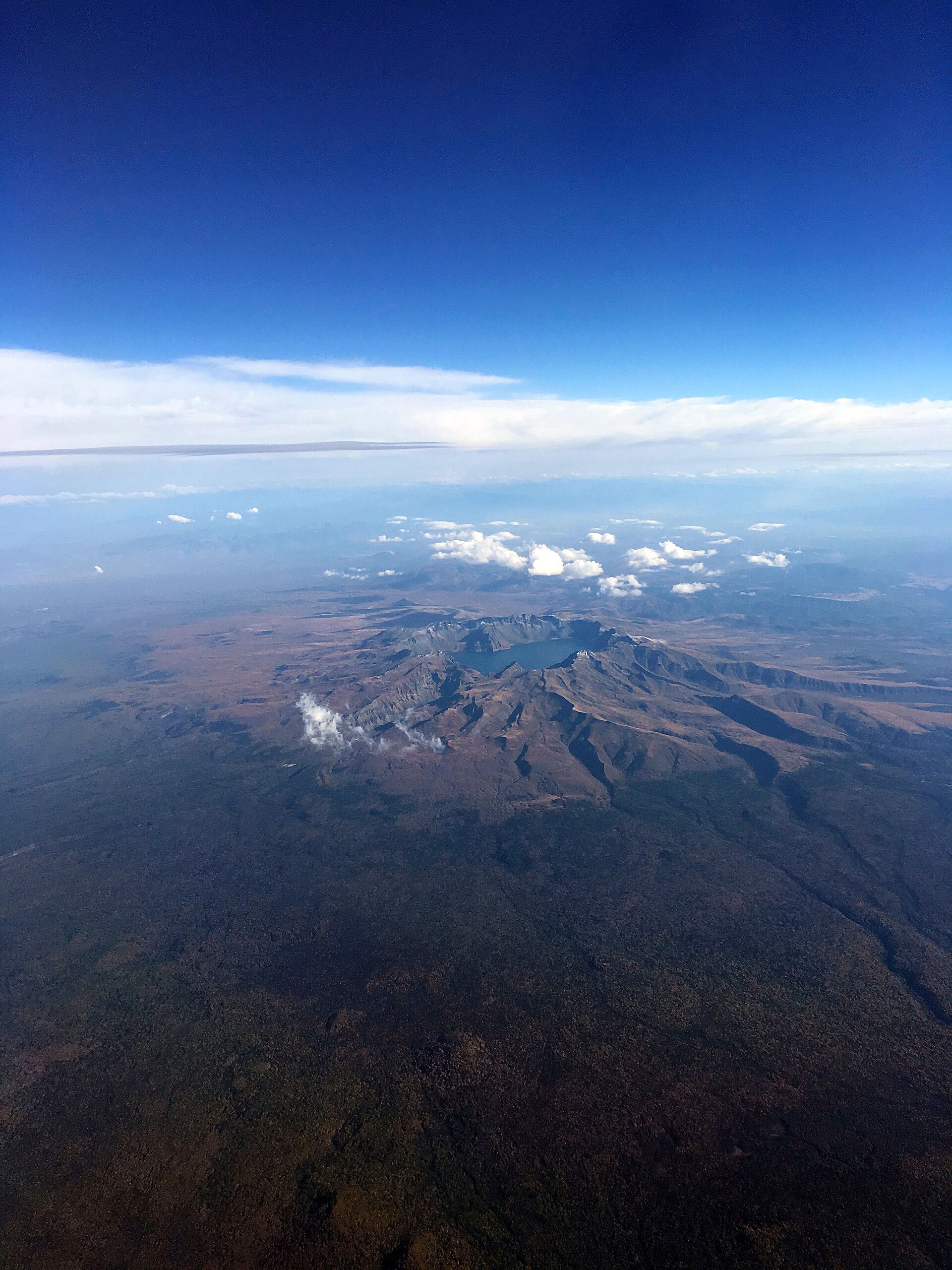 從空中俯瞰白頭山山頂天池破火山口湖的實景——千年大噴發炸開山頂後積水而成之處。