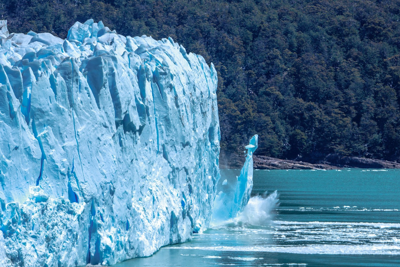 The actual moment a huge slab of ice calves off a glacier — Perito Moreno Glacier (Source: Wikimedia Commons)