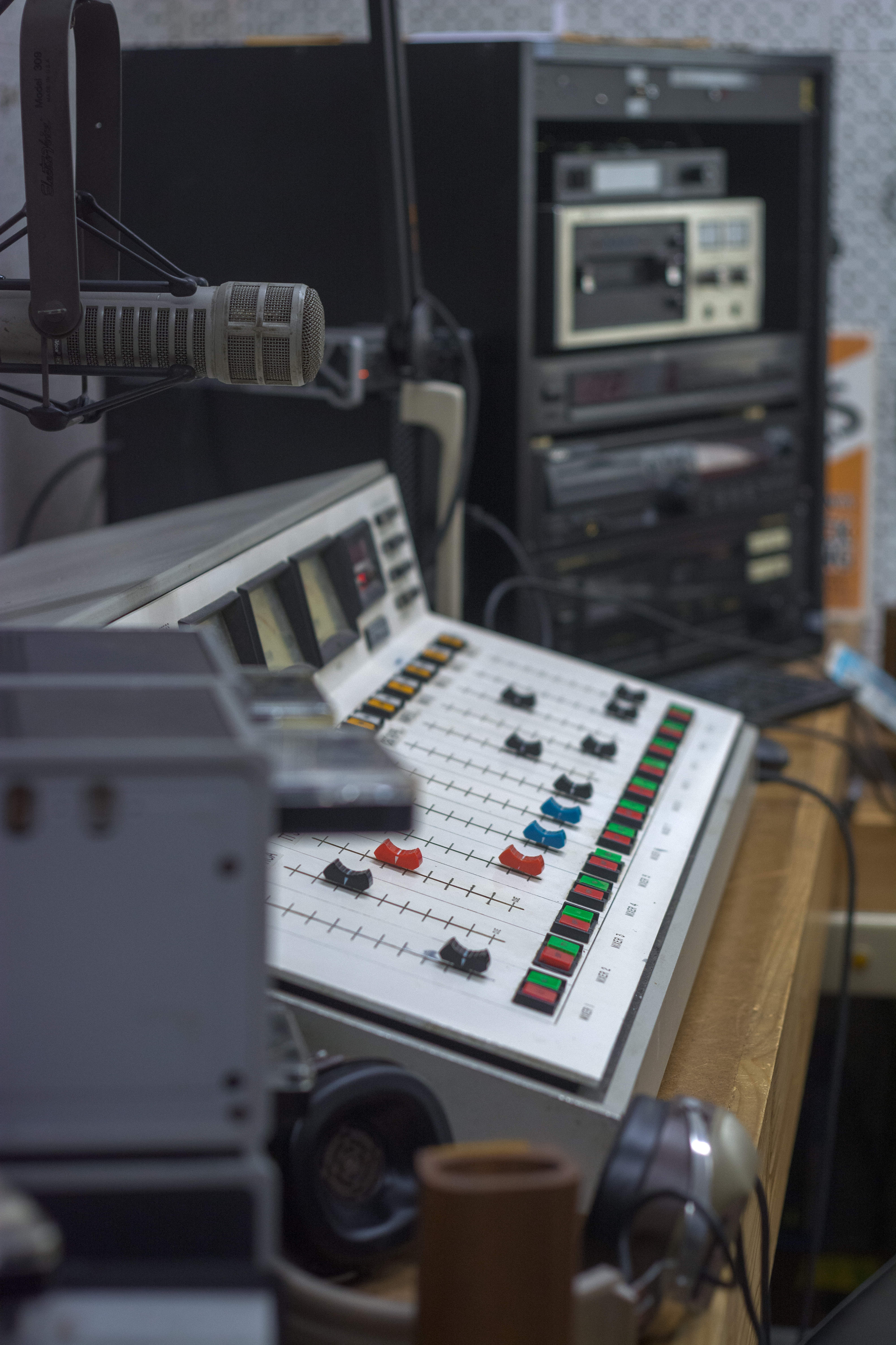 誰もいないスタジオ――機材のあいだのどこかで、音は始まる。