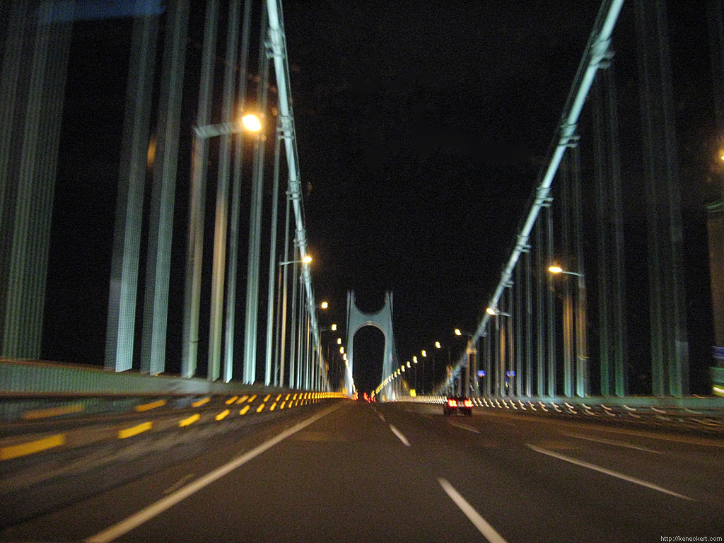夜の広安大橋 ― 夫婦が暮らした広安里の夜の風景。