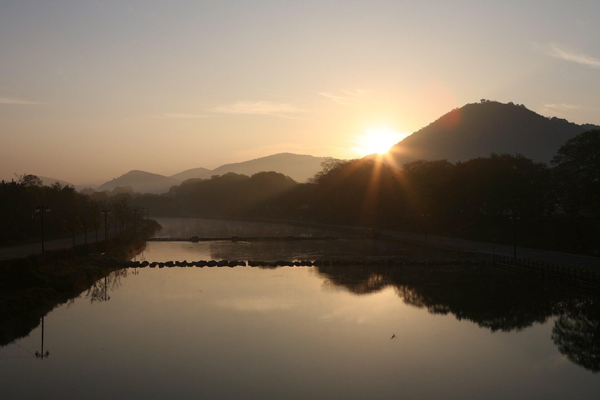영산강 수계의 새벽 물안개 — 드들강(지석천)이 흘러드는 같은 물줄기의 현재 실경 (사건 현장 자체의 사진이 아니라 같은 수계의 대체 실경)