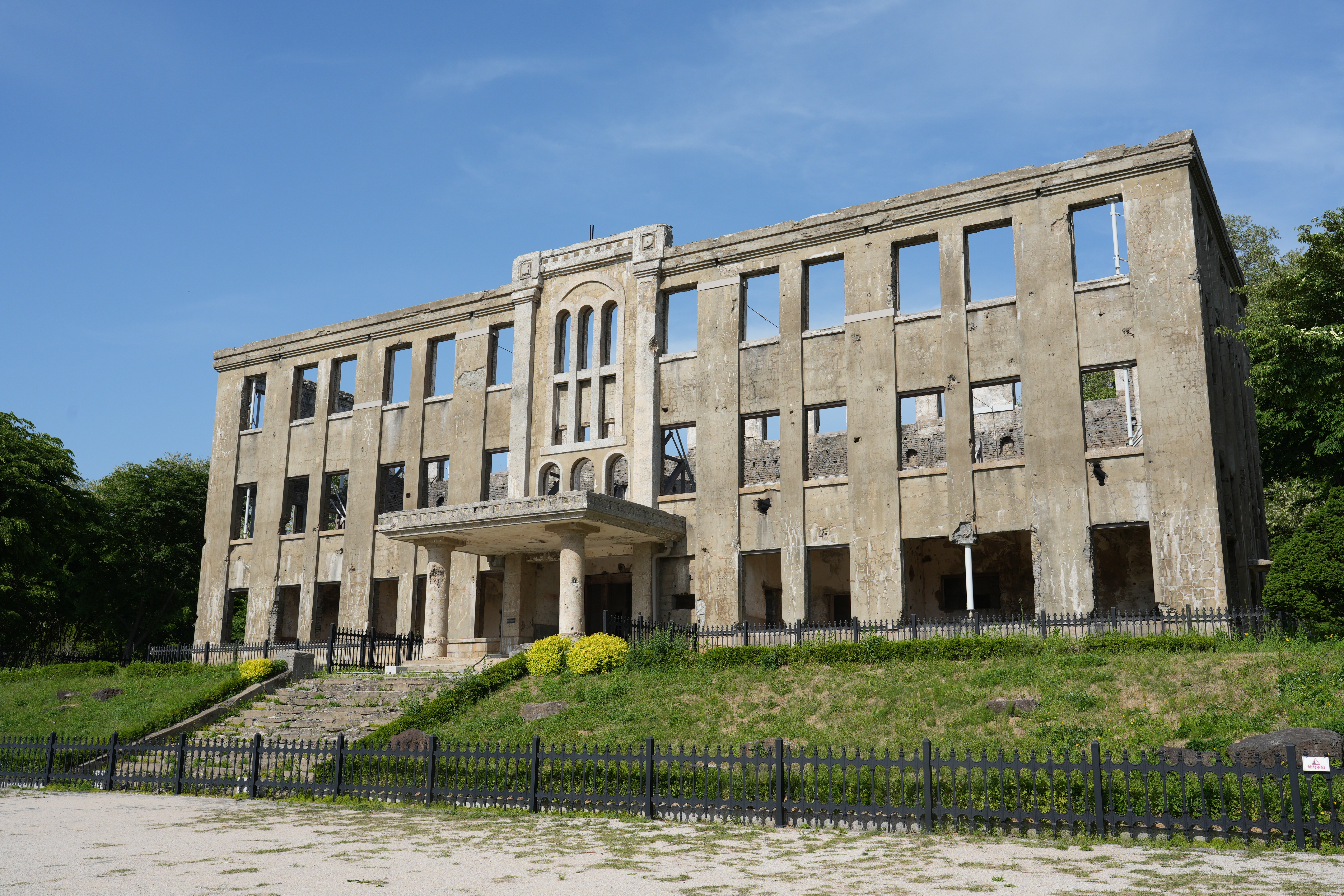 鐵原勞動黨舍 — 被戰爭撕裂過的建築,只剩骨架,停格在那個年代。