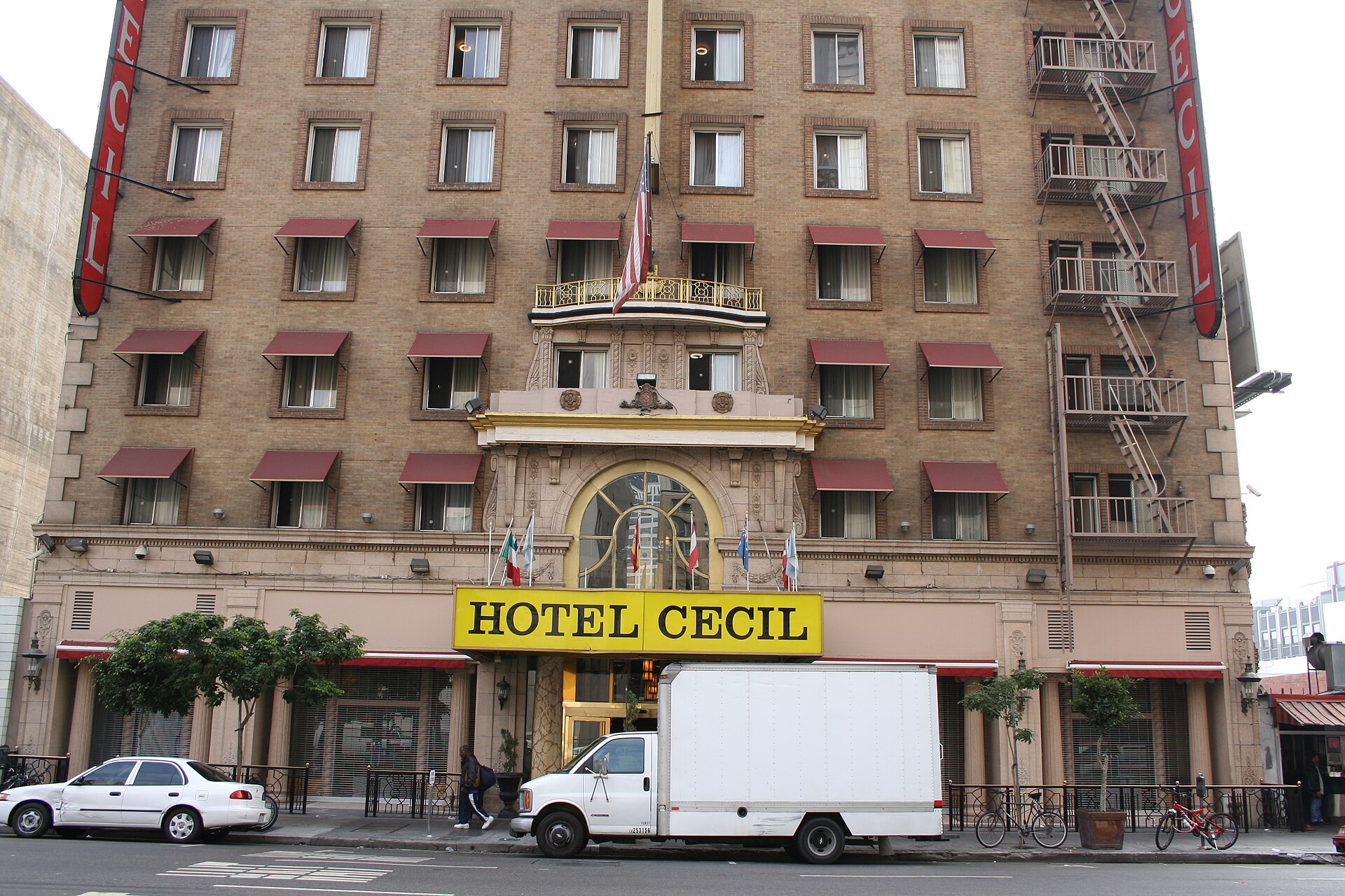 ダウンタウン・ロサンゼルスに建つセシル・ホテルの正面。黄色い「HOTEL CECIL」の看板と赤い日除けが今も残る。
