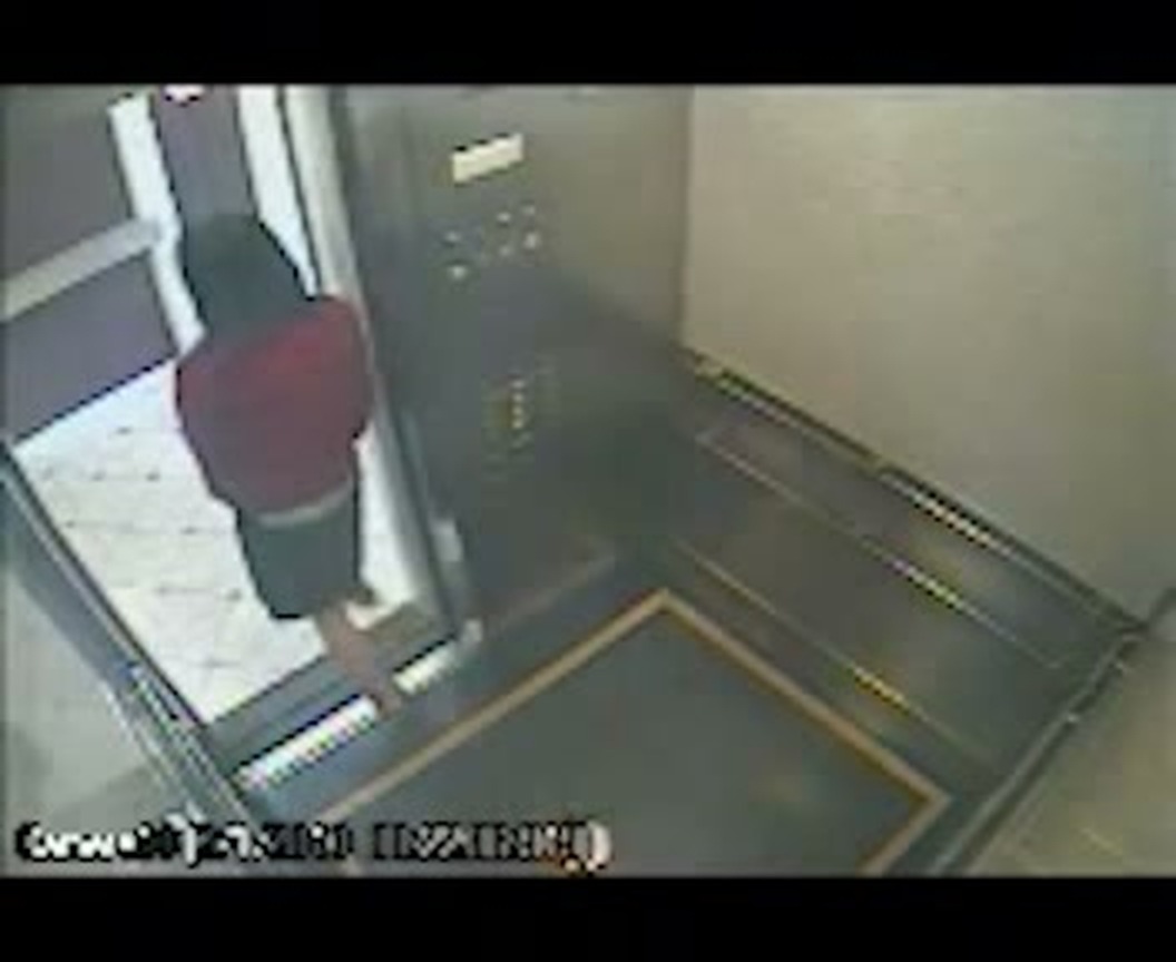 LAPDが公開したエレベーターの防犯映像の一コマ。開いた扉の前に、赤いフード姿の人物が立っている。(元の記録は352×288画素の防犯カメラ映像であり、画質にはその限界がある。)