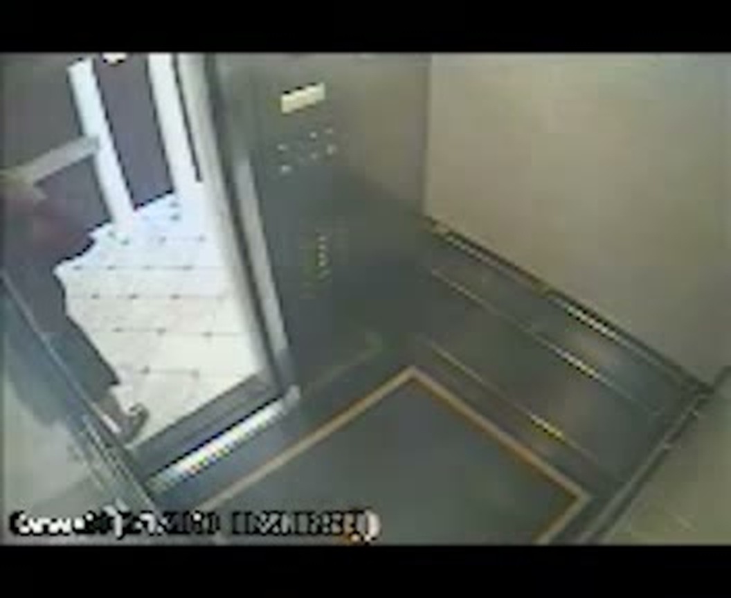 同じ映像の後半。人物が画面の外へ出たあと、扉を開けたままのエレベーターだけが空っぽで残されている。