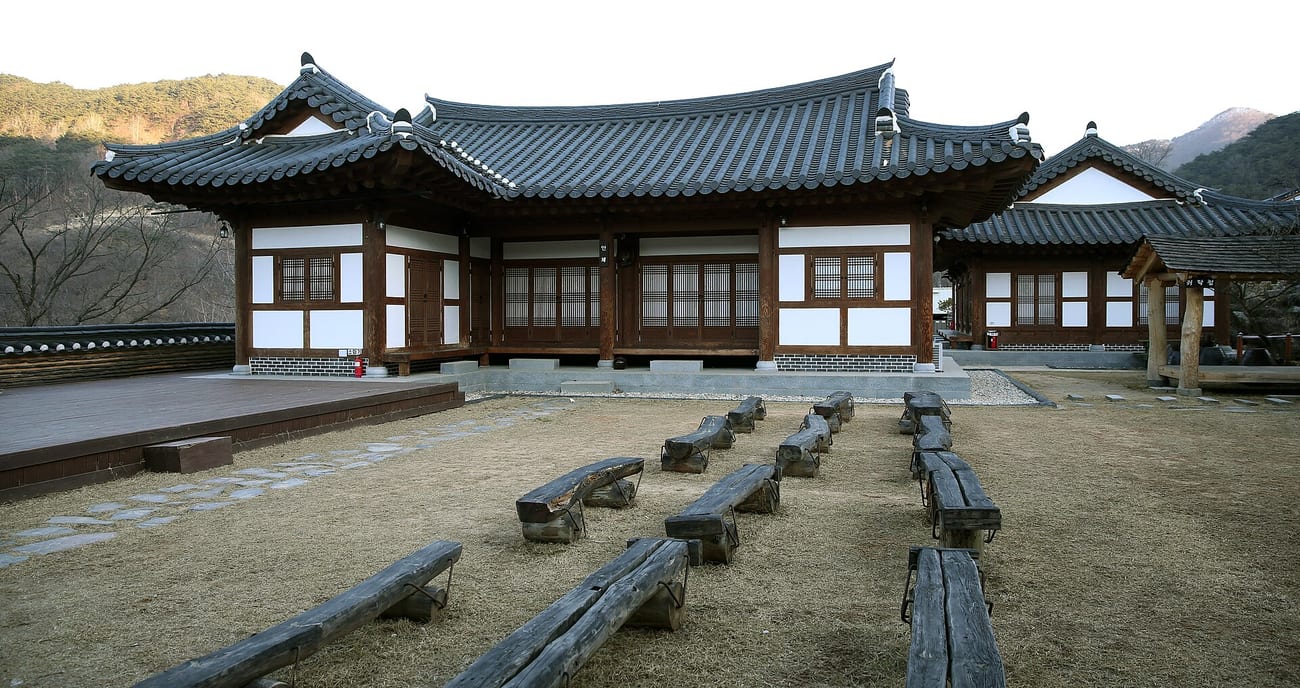 A rural building standing amid empty fields and hills. (Republic of Korea / CC BY-SA 2.0)