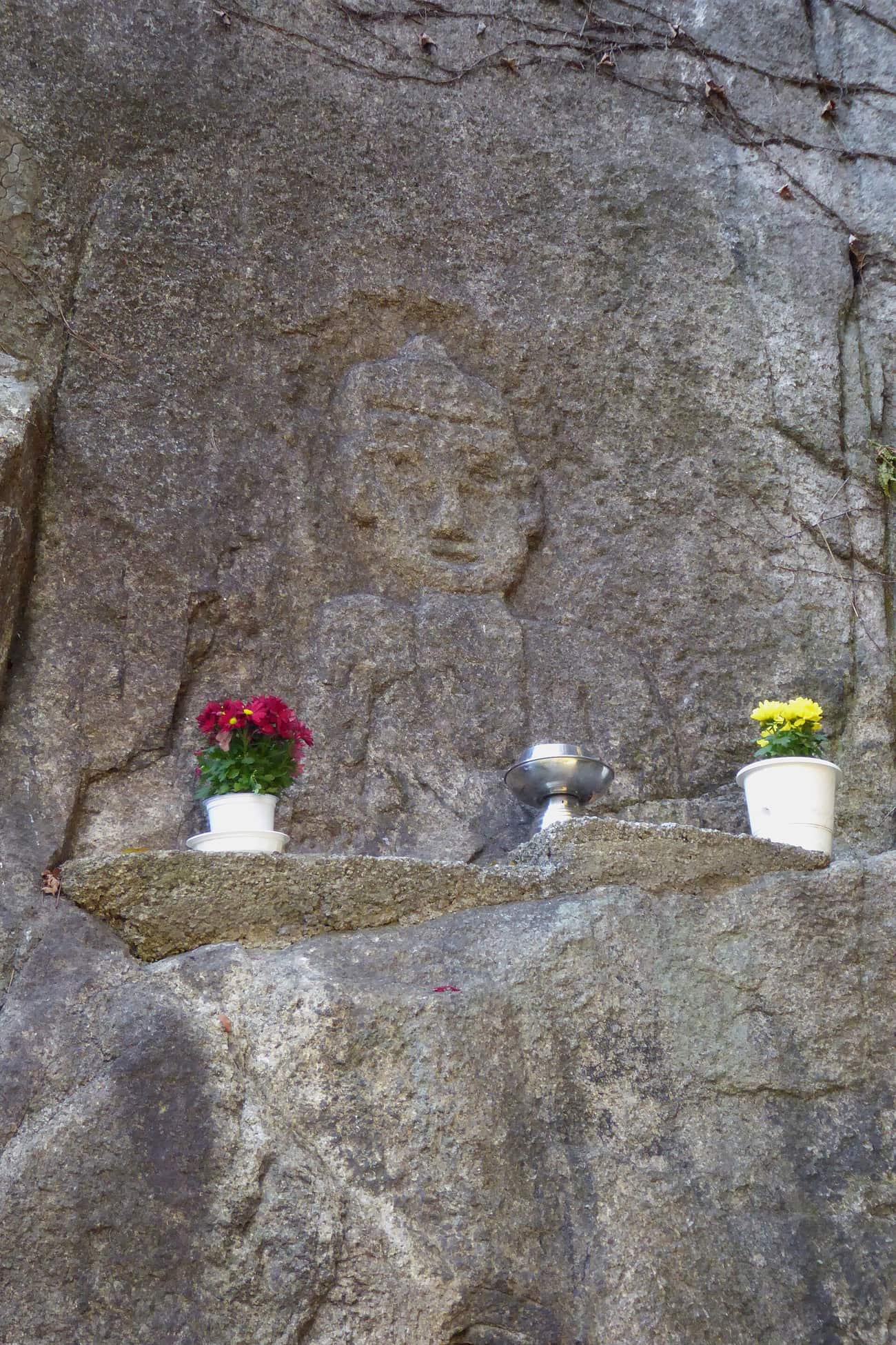 A secluded rock-carved shrine on a Korean mountain, tended with fresh offerings. (Ethan Doyle White / CC BY-SA 4.0)