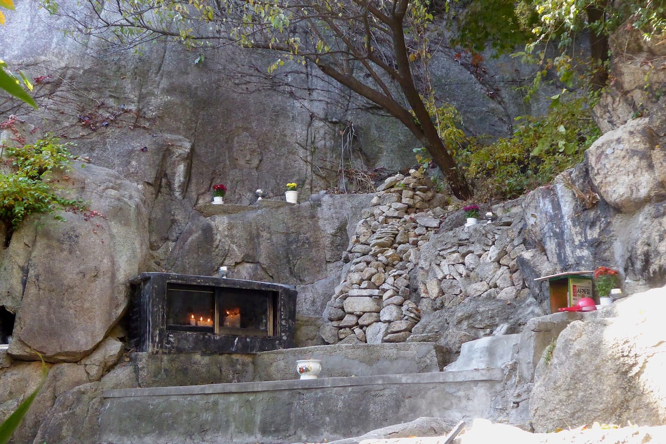 Another quiet mountain shrine — folk belief still lives on Korea's peaks. (Ethan Doyle White / CC BY-SA 4.0)