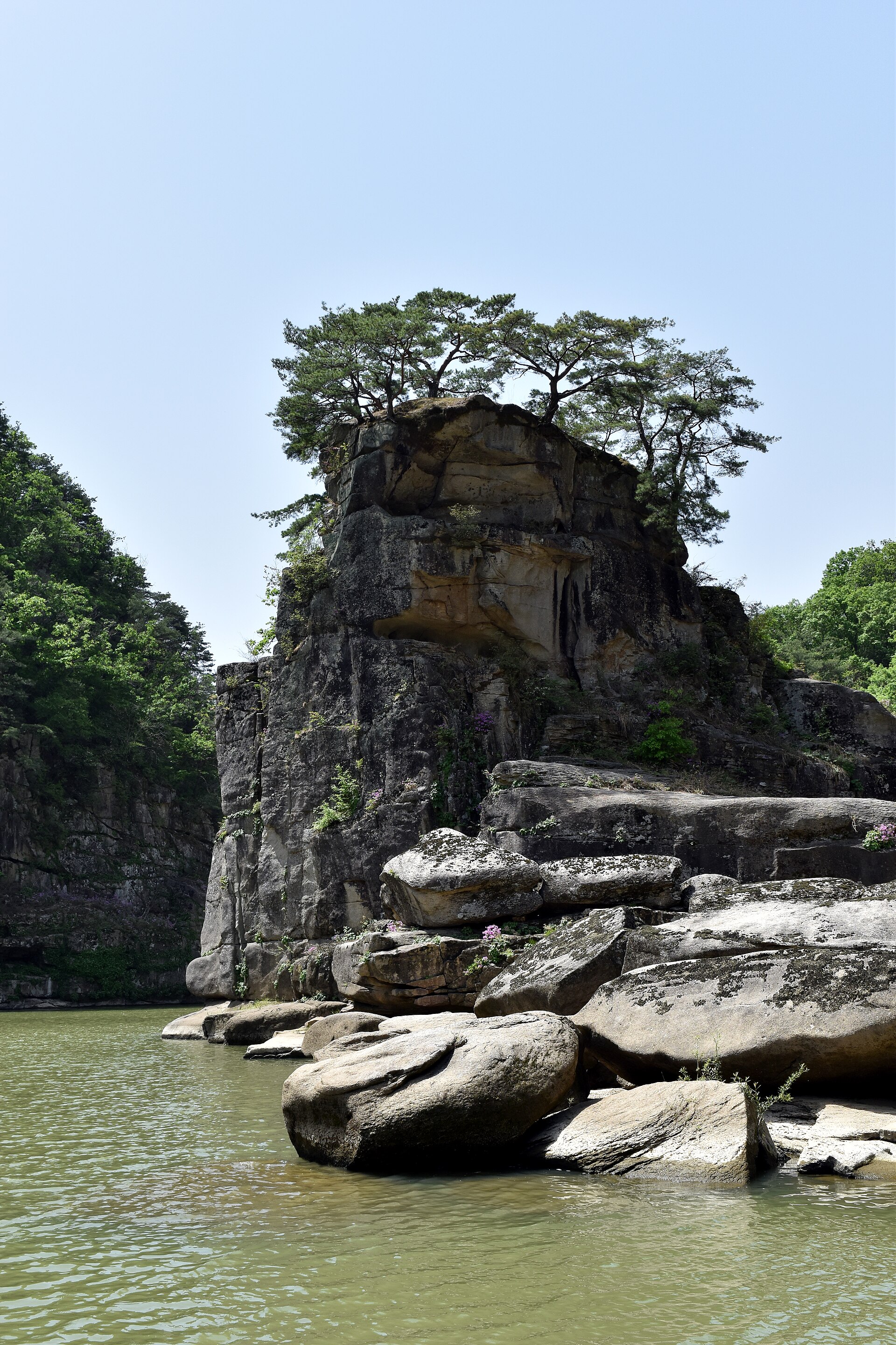 漢灘江のほとりにそびえる鉄原・孤石亭の花崗岩の奇岩 ― 泰封の都が置かれた鉄原の地の今日の実景である。都城跡そのものには立ち入れないため、同じ土地の実景をもって代えた。