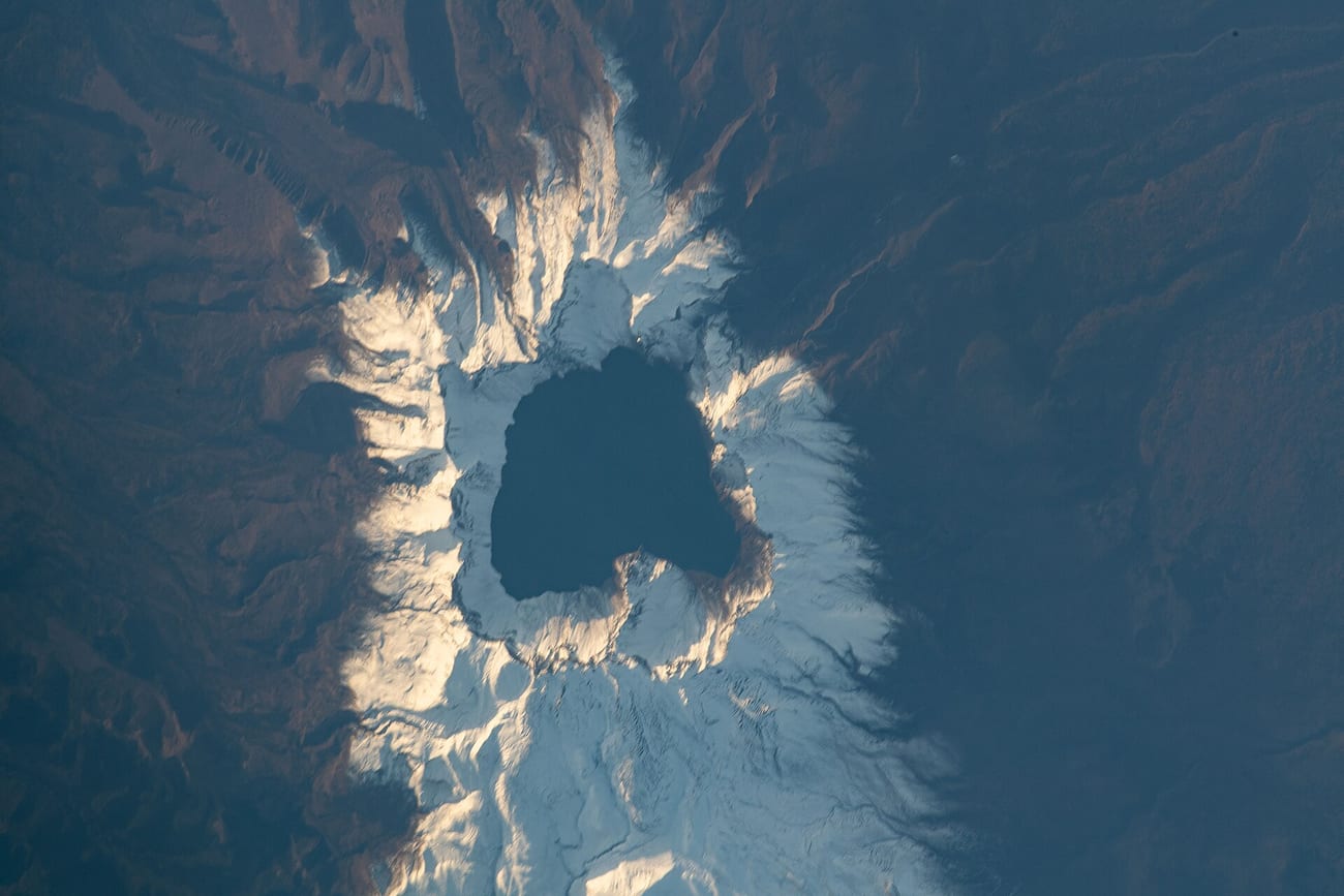 국제우주정거장에서 촬영한 백두산과 정상 호수. (NASA / 퍼블릭 도메인)