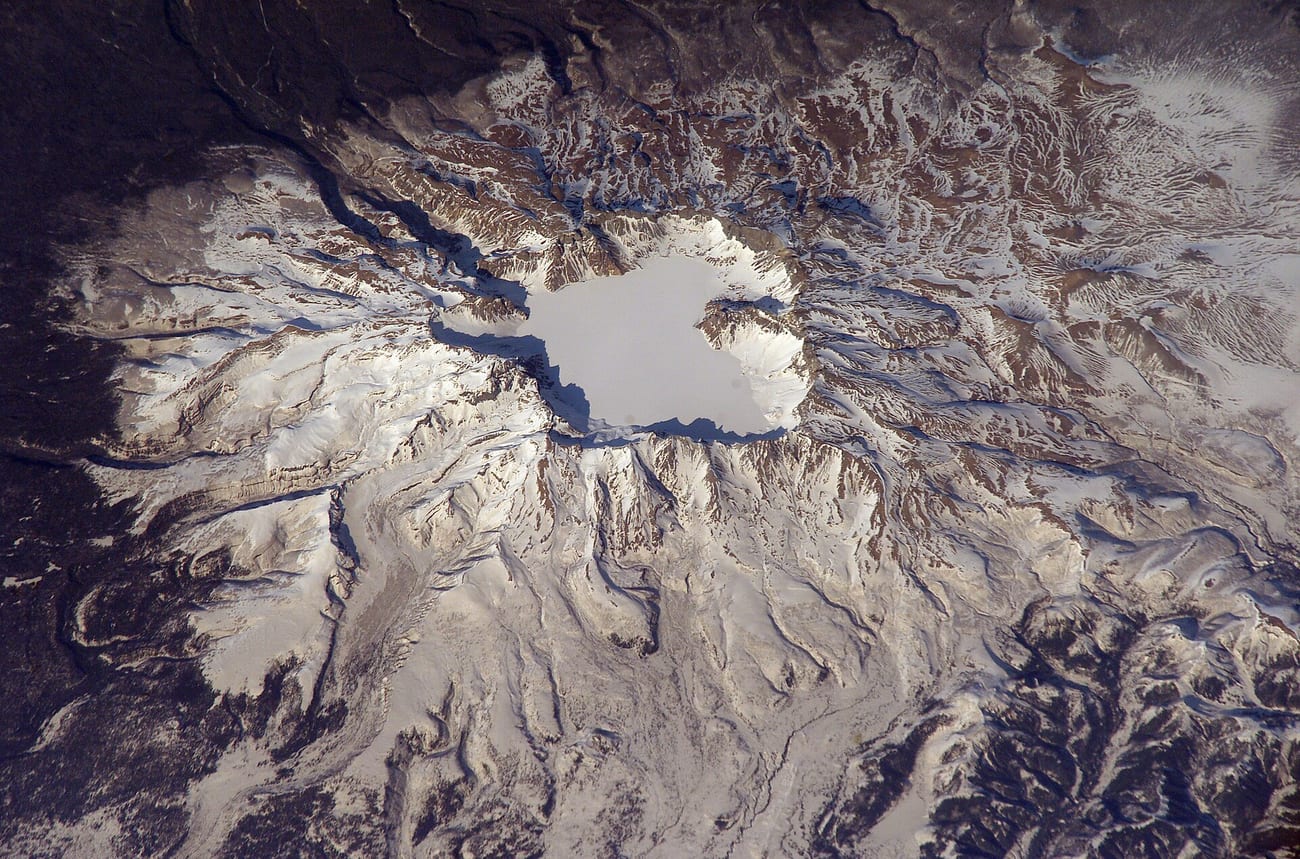 위성에서 본 백두산(창바이산)과 그 화구. (NASA / 퍼블릭 도메인)