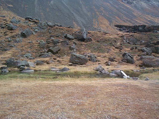 천지에서 흘러나와 창바이 폭포로 향하는 물줄기. (Yoshi Canopus / CC BY-SA 4.0)
