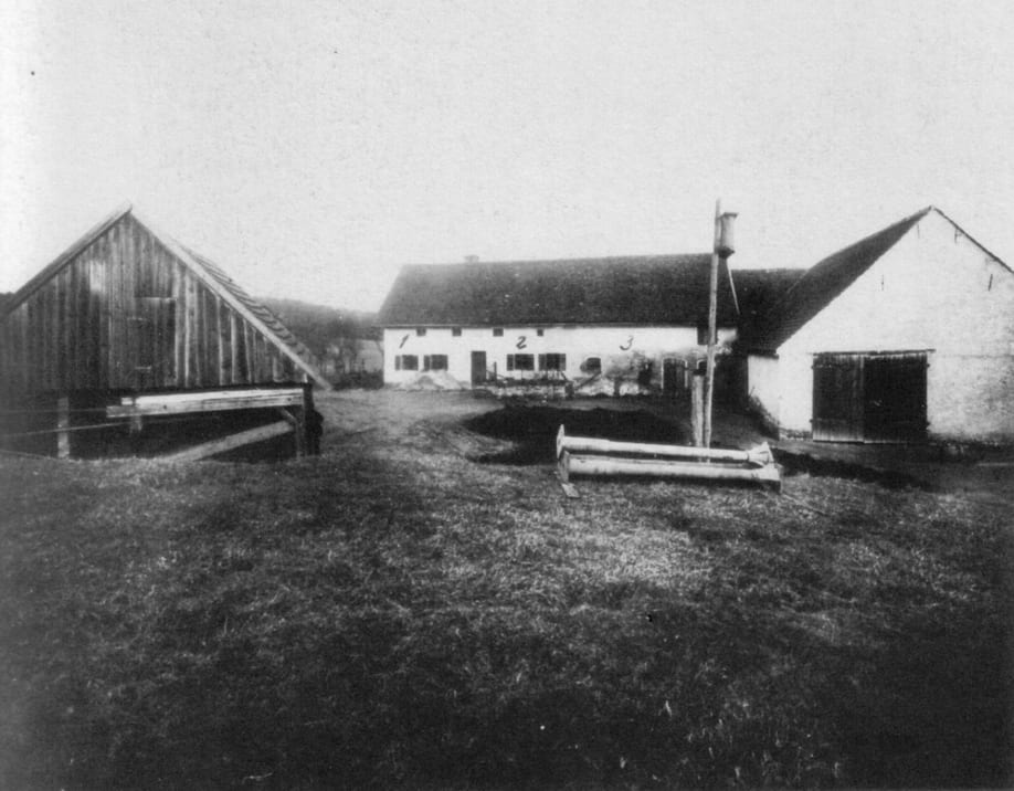 The Hinterkaifeck farmstead — the isolated Bavarian house and barn where six people were murdered in 1922. (Andreas Biegleder / Public domain)