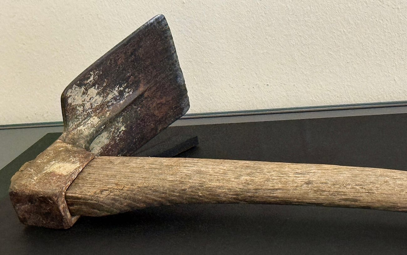 Another view of the suspected mattock, the presumed weapon later found in the barn loft. (Burkhard Mücke / CC BY-SA 4.0)