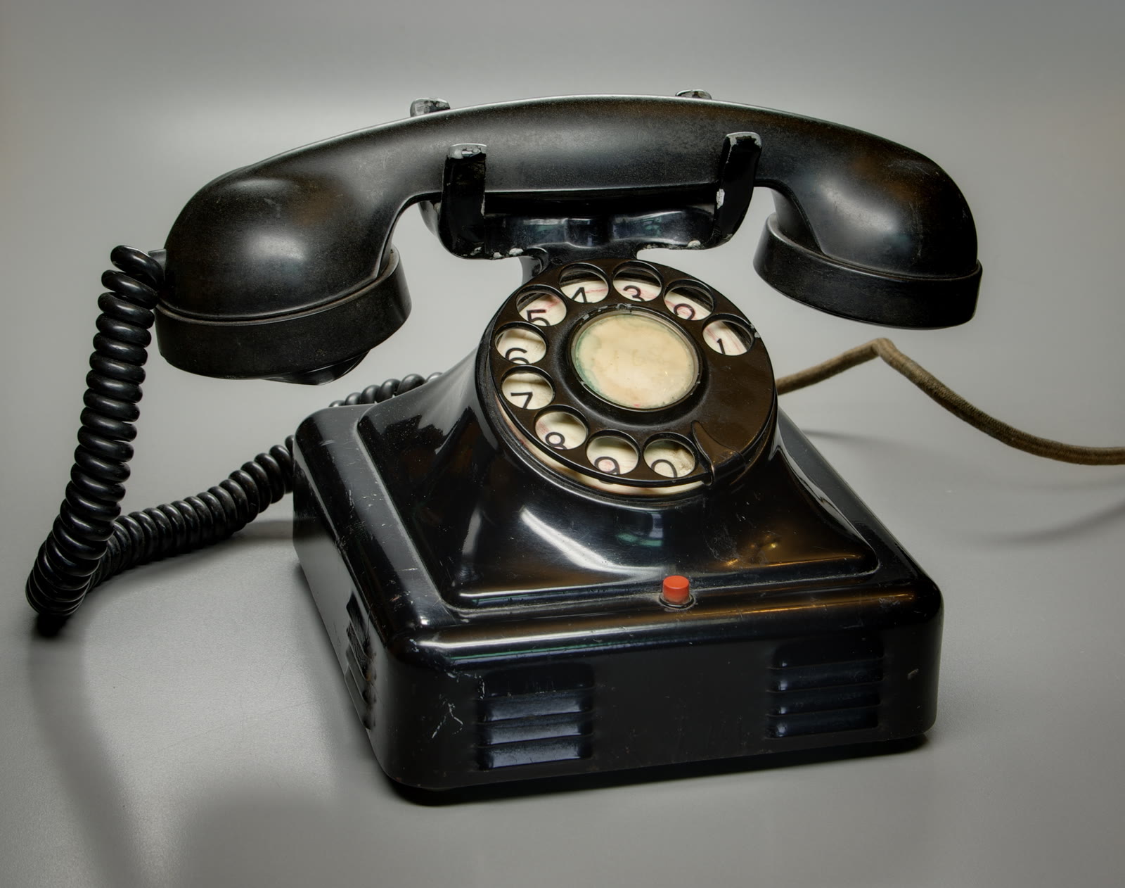 1990年代に使われていた古い固定電話のクローズアップ(ウィキメディア・コモンズ / パブリックドメイン)