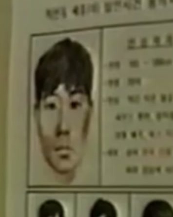 子どもたちの証言で作られた犯人のモンタージュ — 25年間、この顔を探し続けている。(公開手配資料)