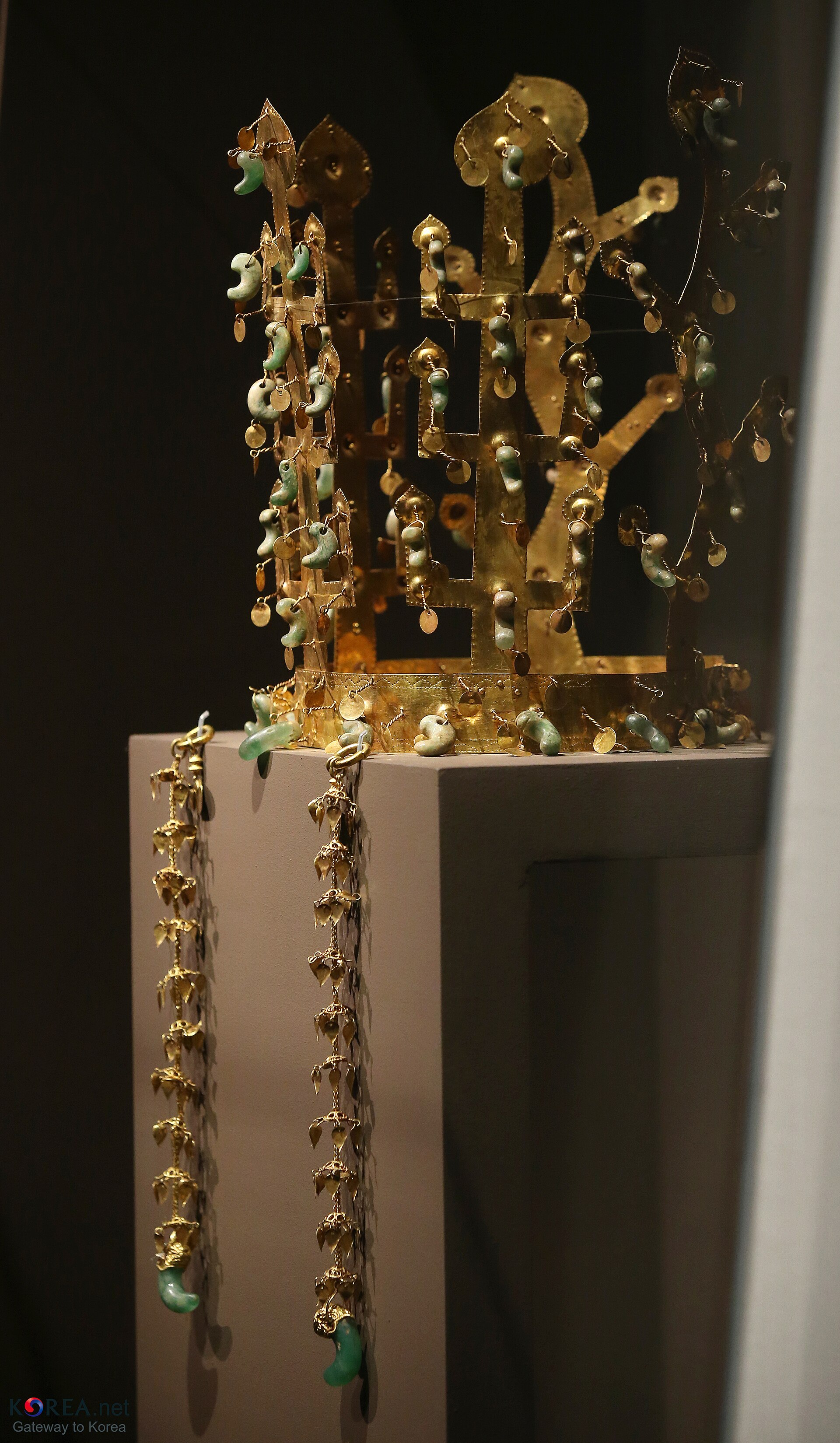 金冠塚から出土した新羅の金冠の実物(国宝第87号)の展示