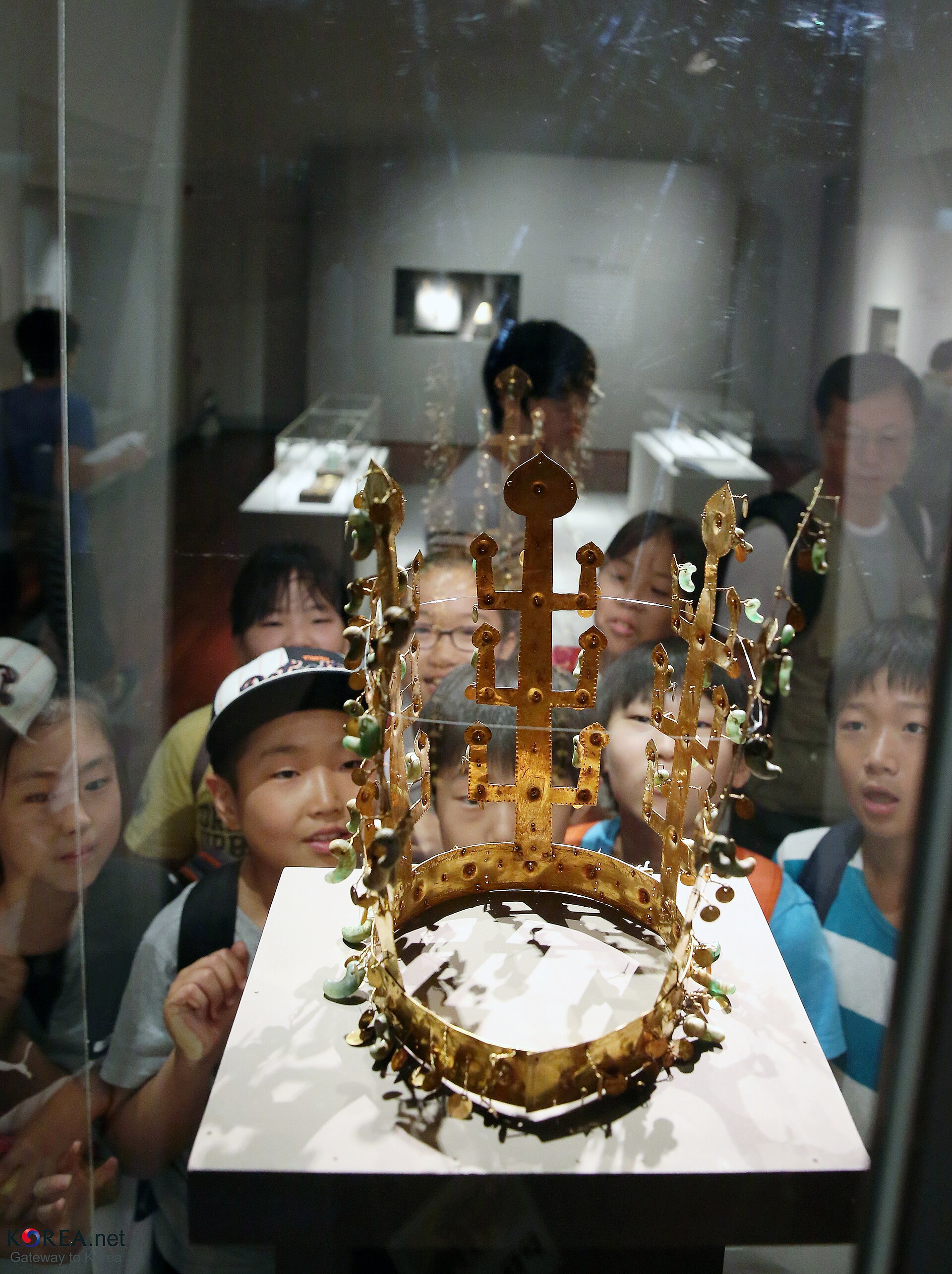 金冠塚から出土した金製遺物の展示