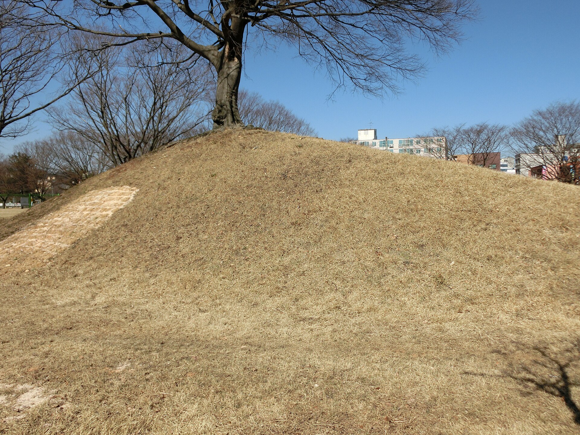 慶州・金冠塚の古墳現場の現在の姿