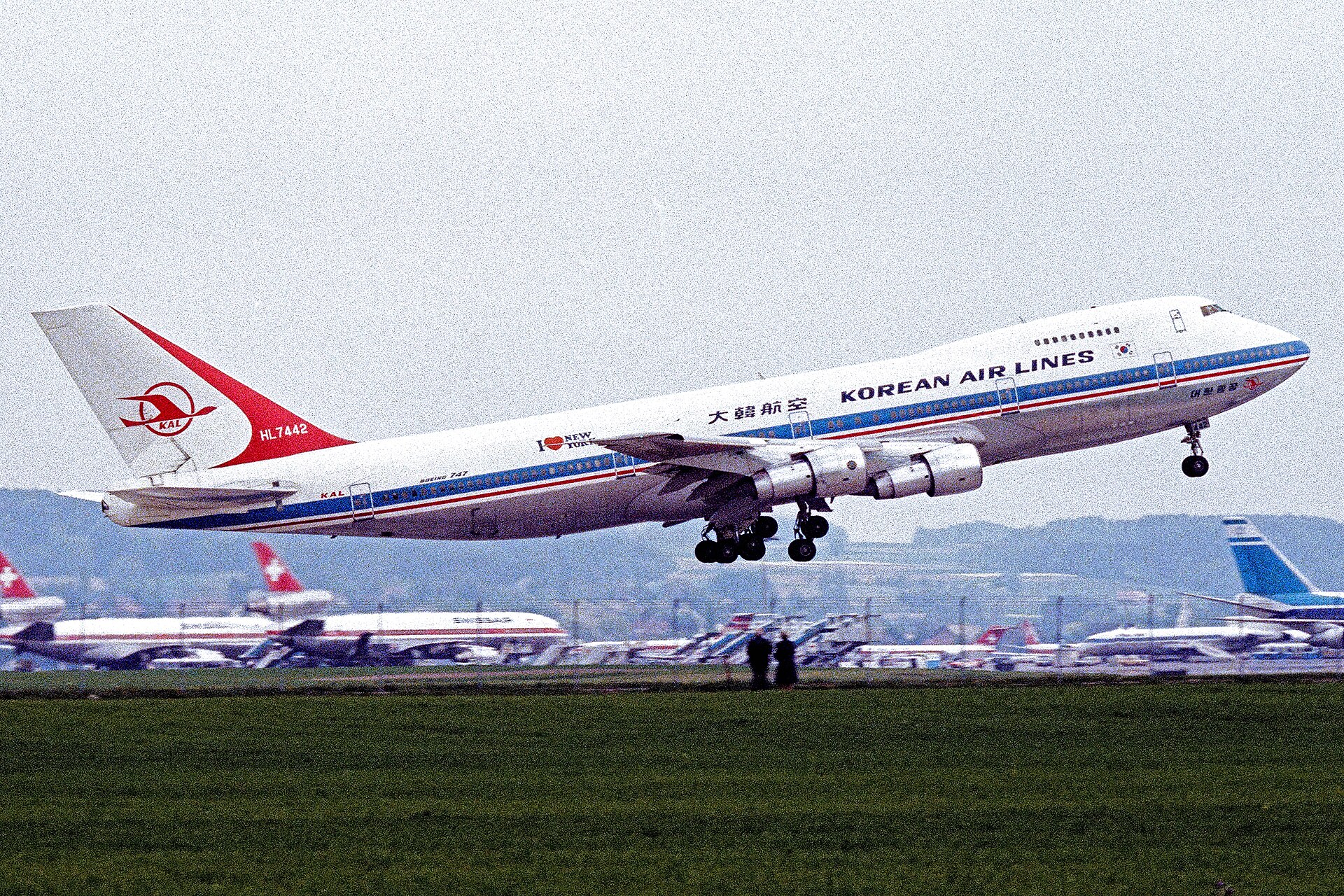 実際に撃墜された機体HL7442 — 1980年5月、チューリッヒ空港を離陸する大韓航空ボーイング747-230B