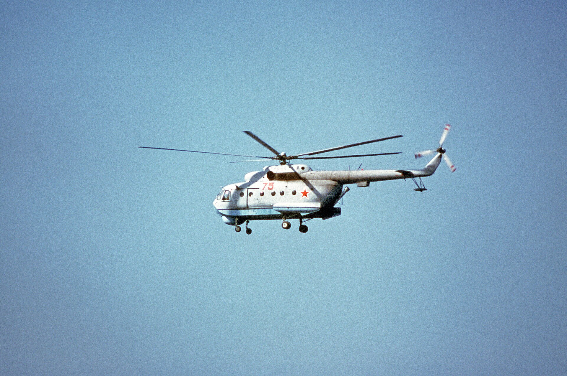 米軍の残骸引き揚げ作業を監視して追尾したソ連のMi-14ヘリコプター(1983年、米海軍撮影)