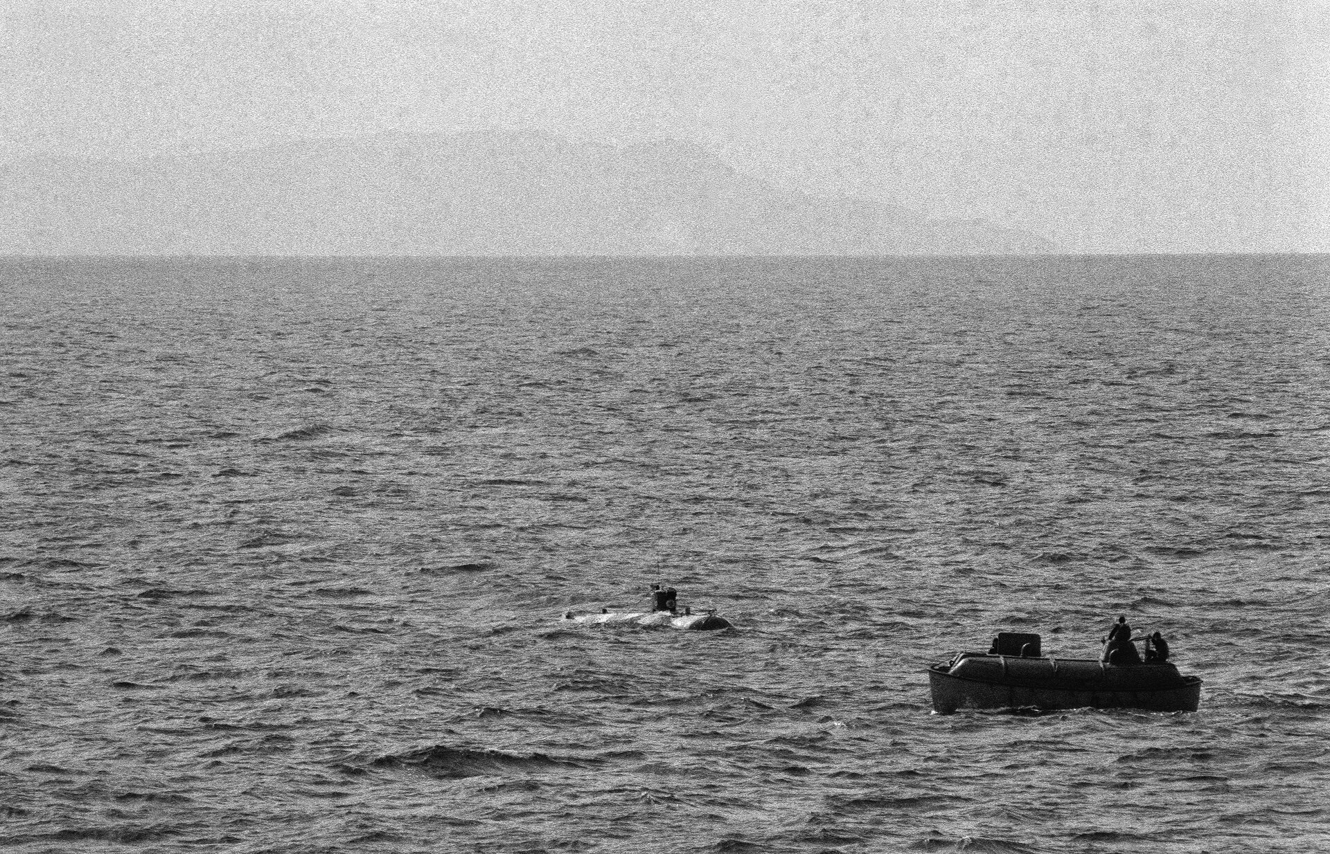 捜索海域に現れたソ連の艦船(1983年、米海軍撮影)