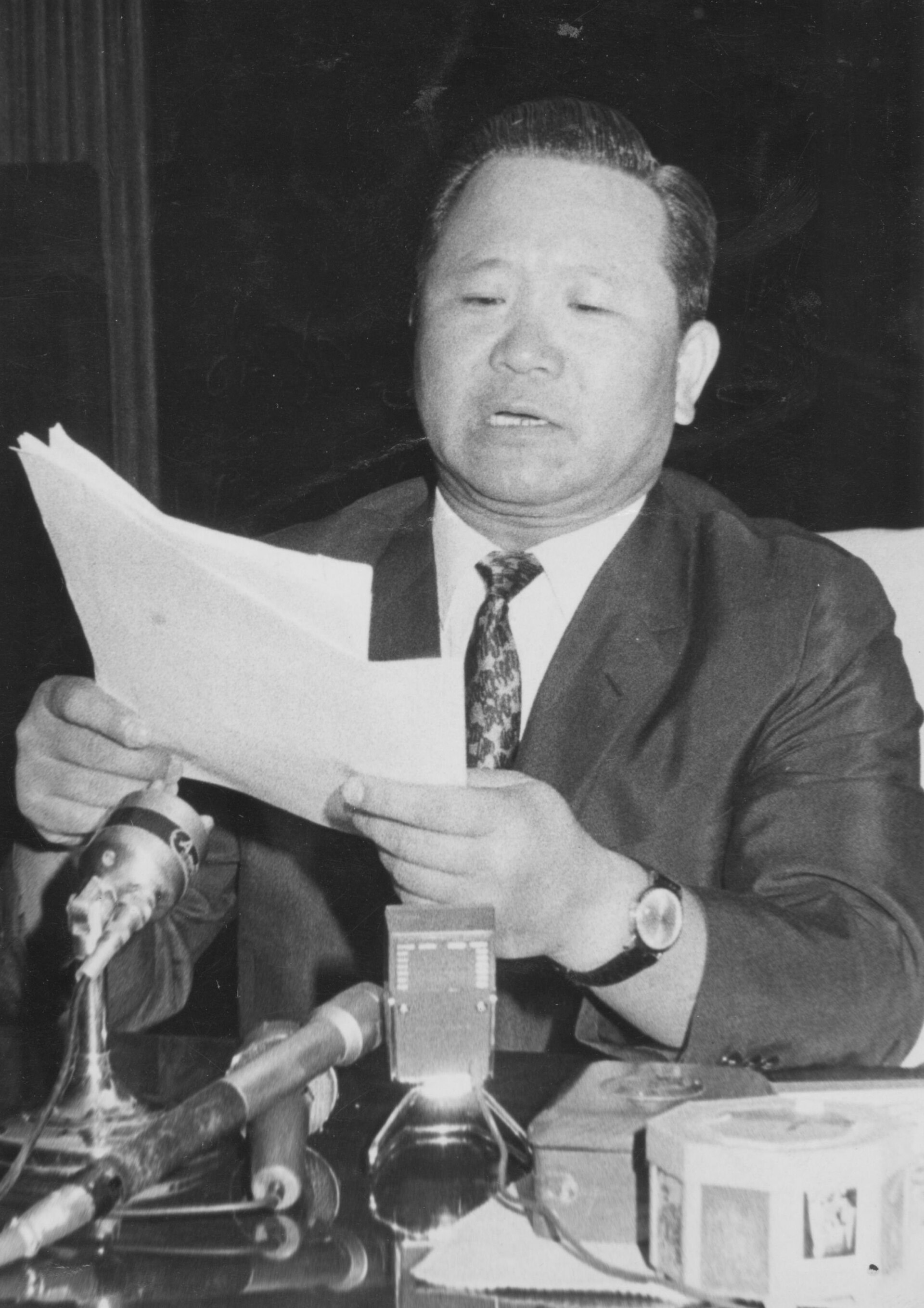 중앙정보부장 시절의 김형욱 — 마이크 앞에서 성명서를 읽고 있다 (1968년 8월 27일)