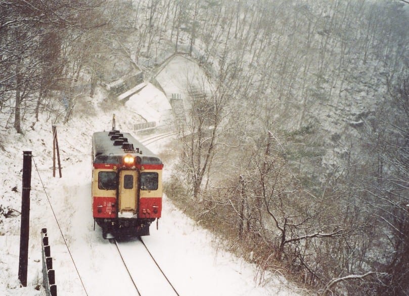 산속으로 사라지는 외딴 단선 시골 노선. (이와이즈미선, 예시. Nishikaratsu / CC BY-SA 3.0)