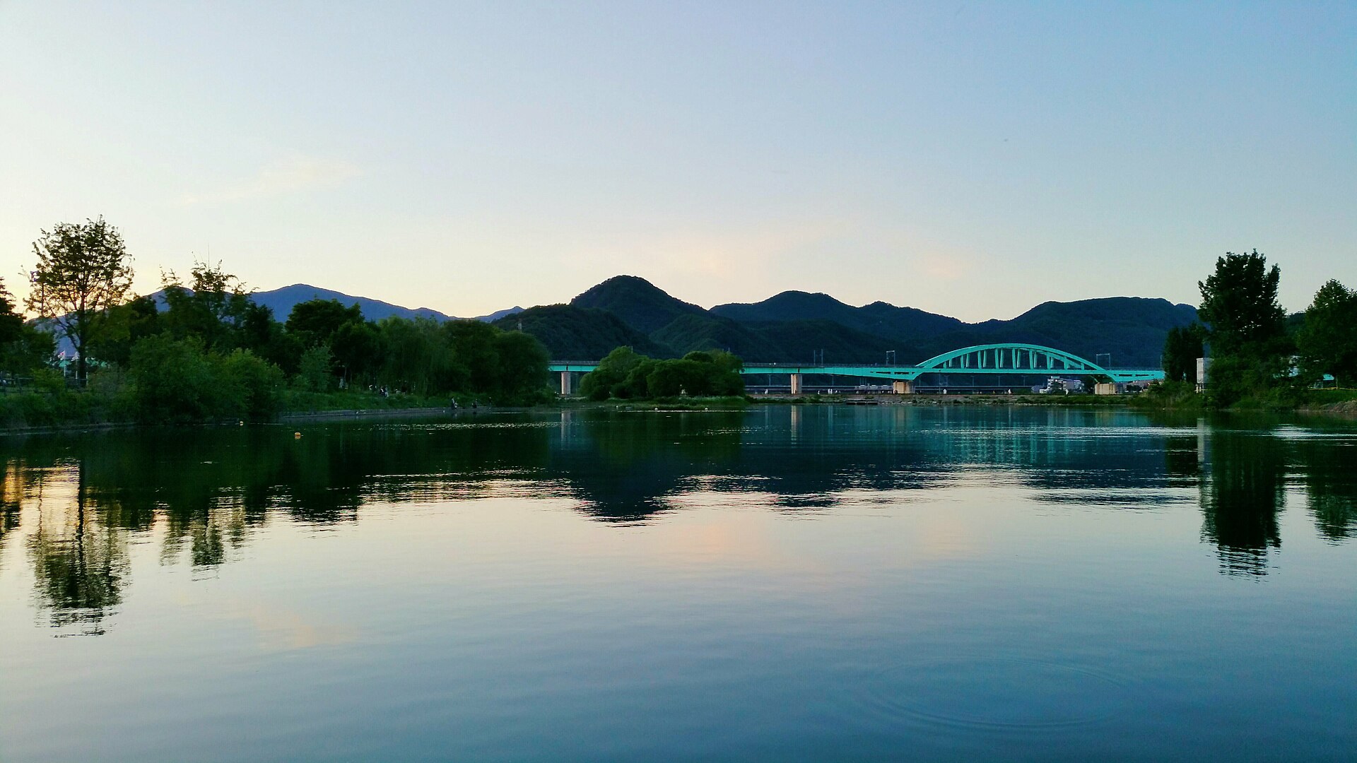 加平の北漢江と加平鉄橋の夕暮れの空 — 1995年の目撃があった加平一帯の実景である。UFOが写った写真ではない。