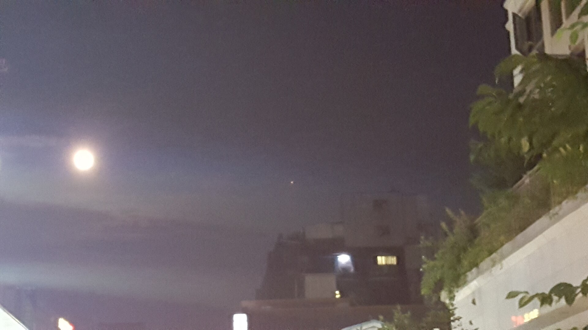 ソウルの夜空に並んで浮かぶ月と火星 — 韓国のUFO誤認通報でもっとも多い正体が、こうした天体である。