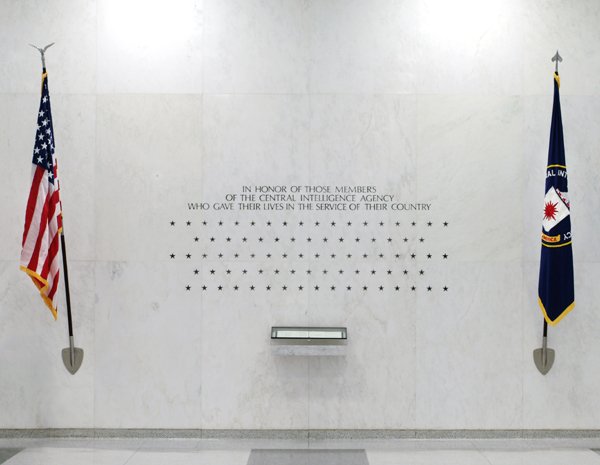 CIA 추모 벽. 시드니 고틀리브는 끝내 기소되지 않았고, 조용히 은퇴해 1999년 세상을 떠났다. (Unknown authorUnknown author / Public domain)