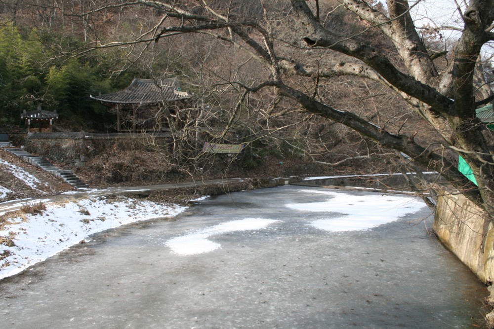A pavilion on Mudeungsan in winter — a present-day view of the area near the site, not a photograph taken at the time