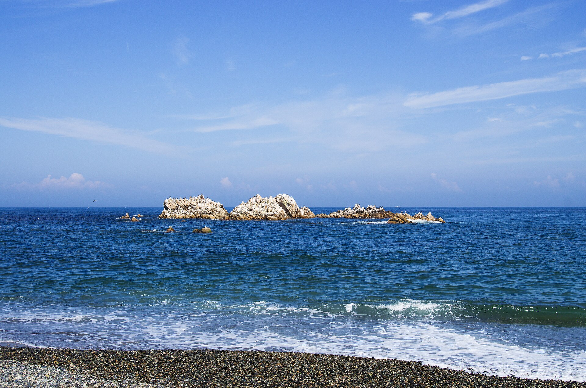 慶州奉吉里外海的大王岩（文武大王陵）——自礫石海灘正面望去的岩島