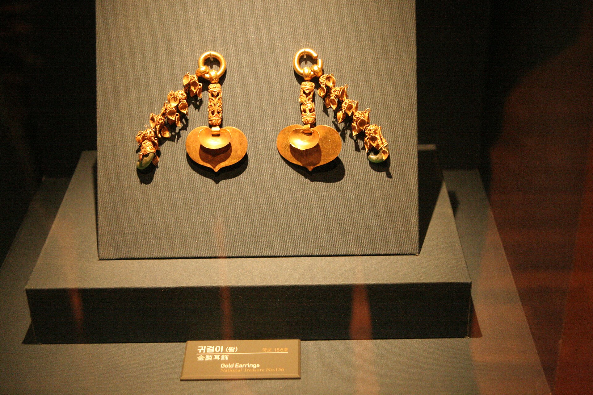 The gold earrings of King Muryeong (National Treasure No. 156), excavated from the tomb in 1971
