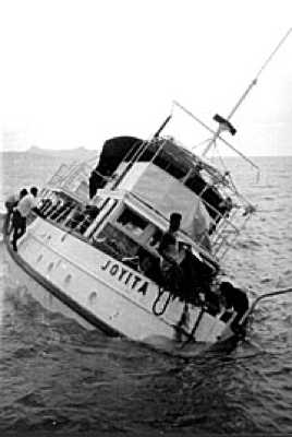 1955년 11월, 표류하던 중 발견된 조이타호 — 좌현으로 기울어진 선체