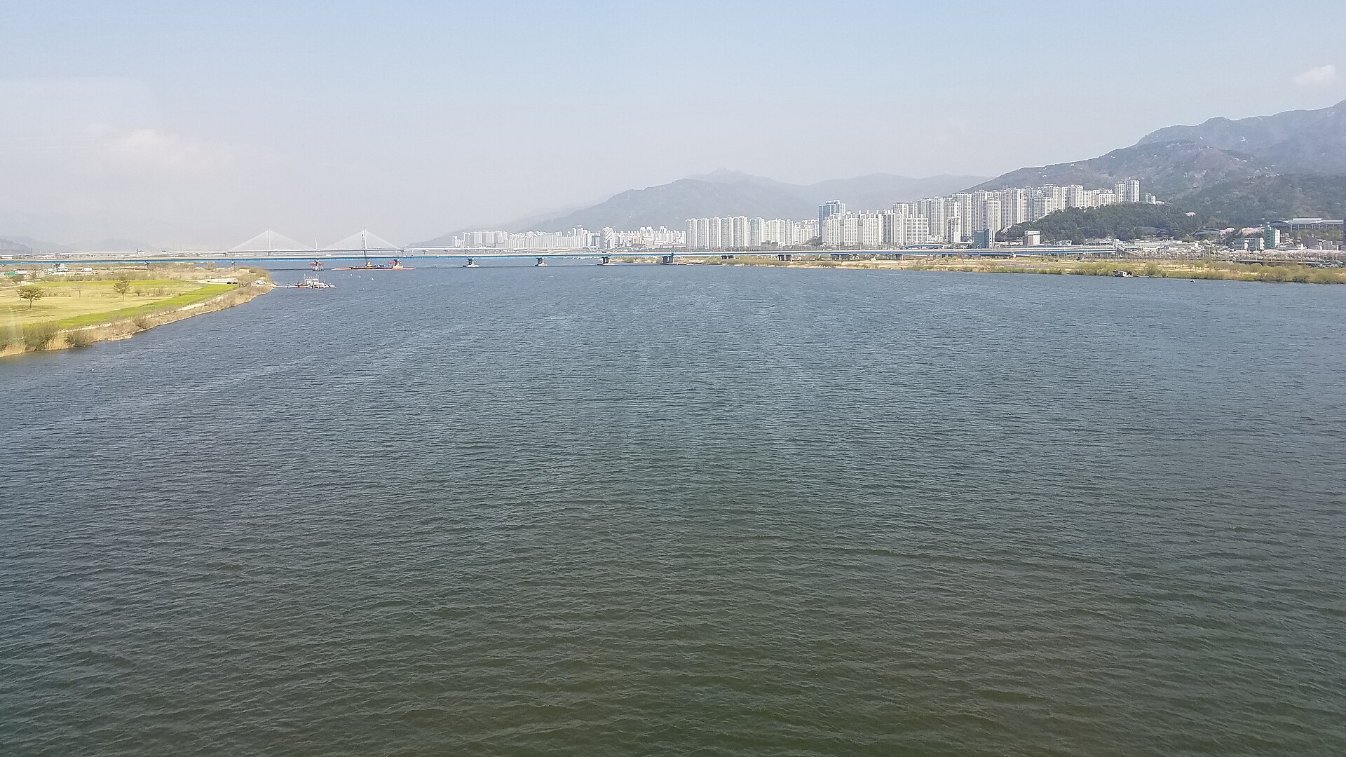 부산 도시철도 3호선 차량에서 바라본 낙동강 — 사건 현장 일대의 오늘날 실경이다