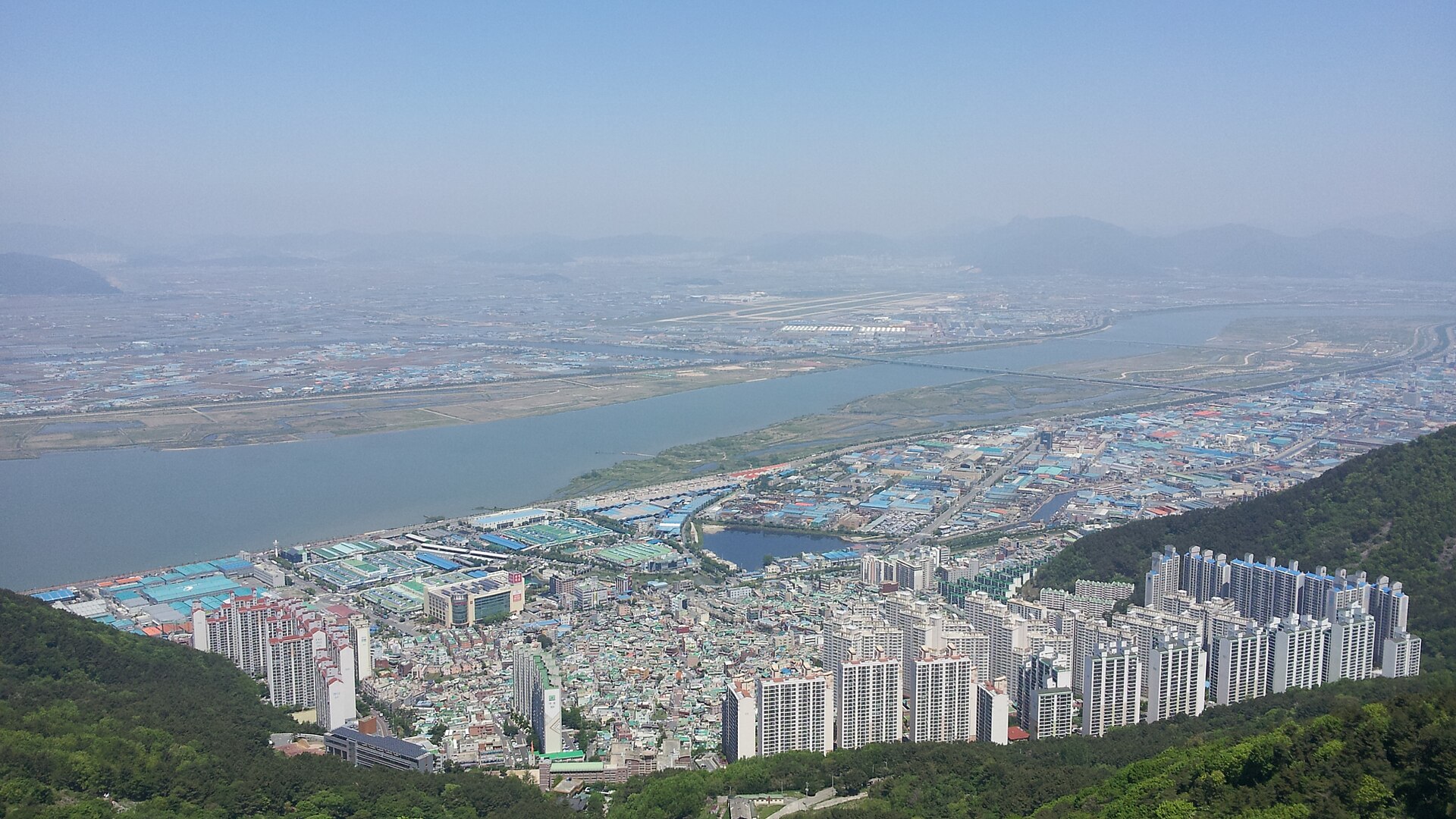 승학산에서 내려다본 부산 사상구 엄궁동 일대와 낙동강 — 1990년 사건이 일어난 지역의 오늘날 실경이다