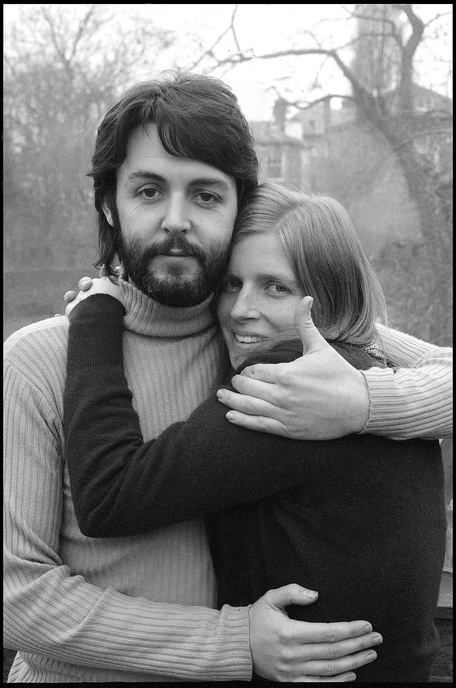 1969年のポールとリンダ・マッカートニー - 噂が最も広がっていた時期に撮られた実際の写真