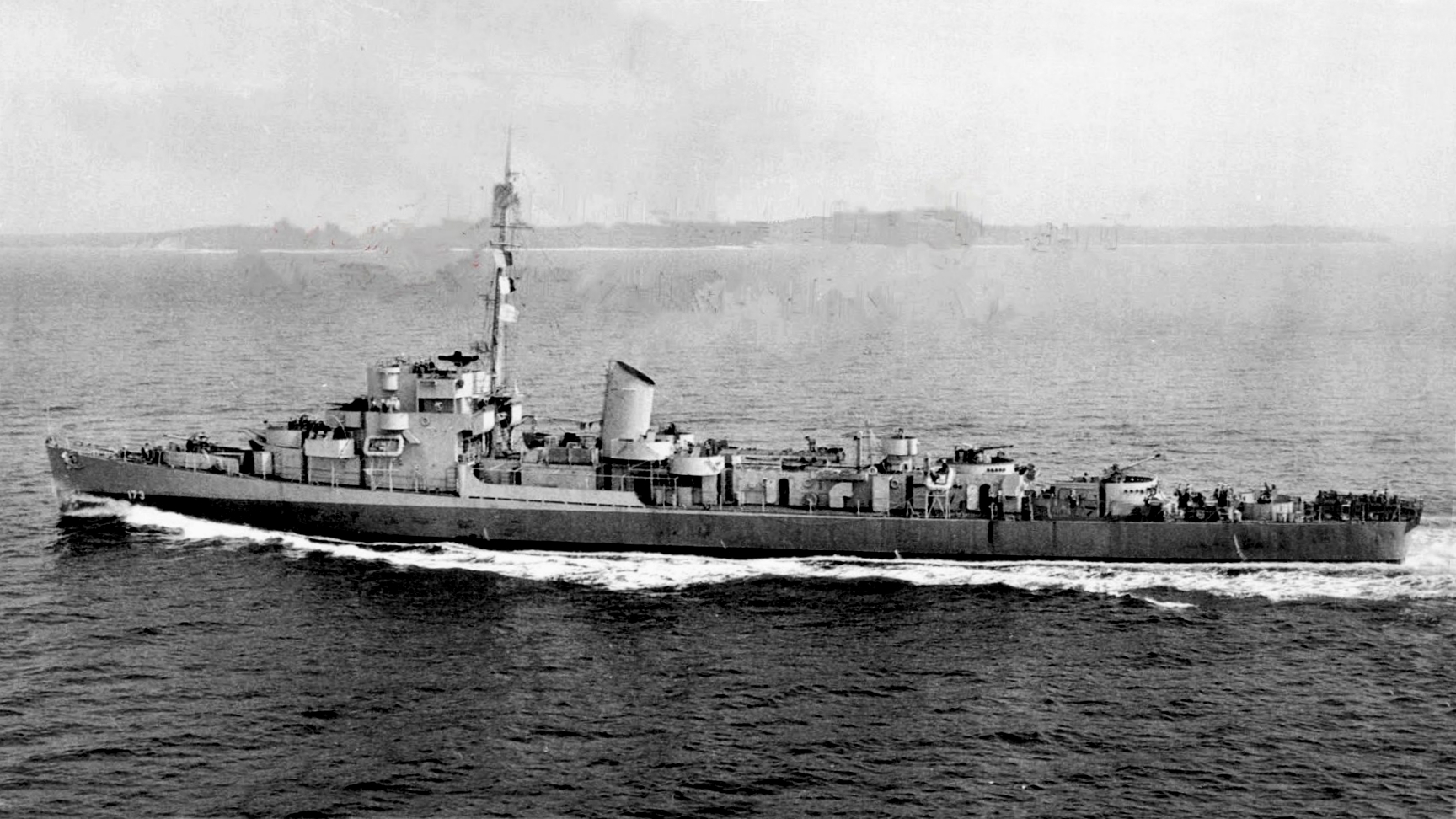 1944年ごろ航行するUSSエルドリッジ(DE-173) ― 伝説の中心にある実在の護衛駆逐艦。