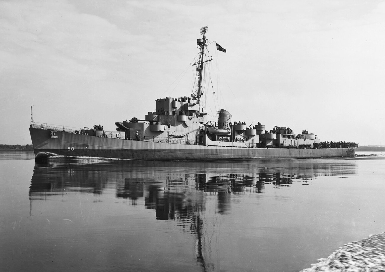 필라델피아 해군 조선소 앞의 엘드리지 자매함 USS 엥스트롬. (Unknown authorUnknown author / Public domain)