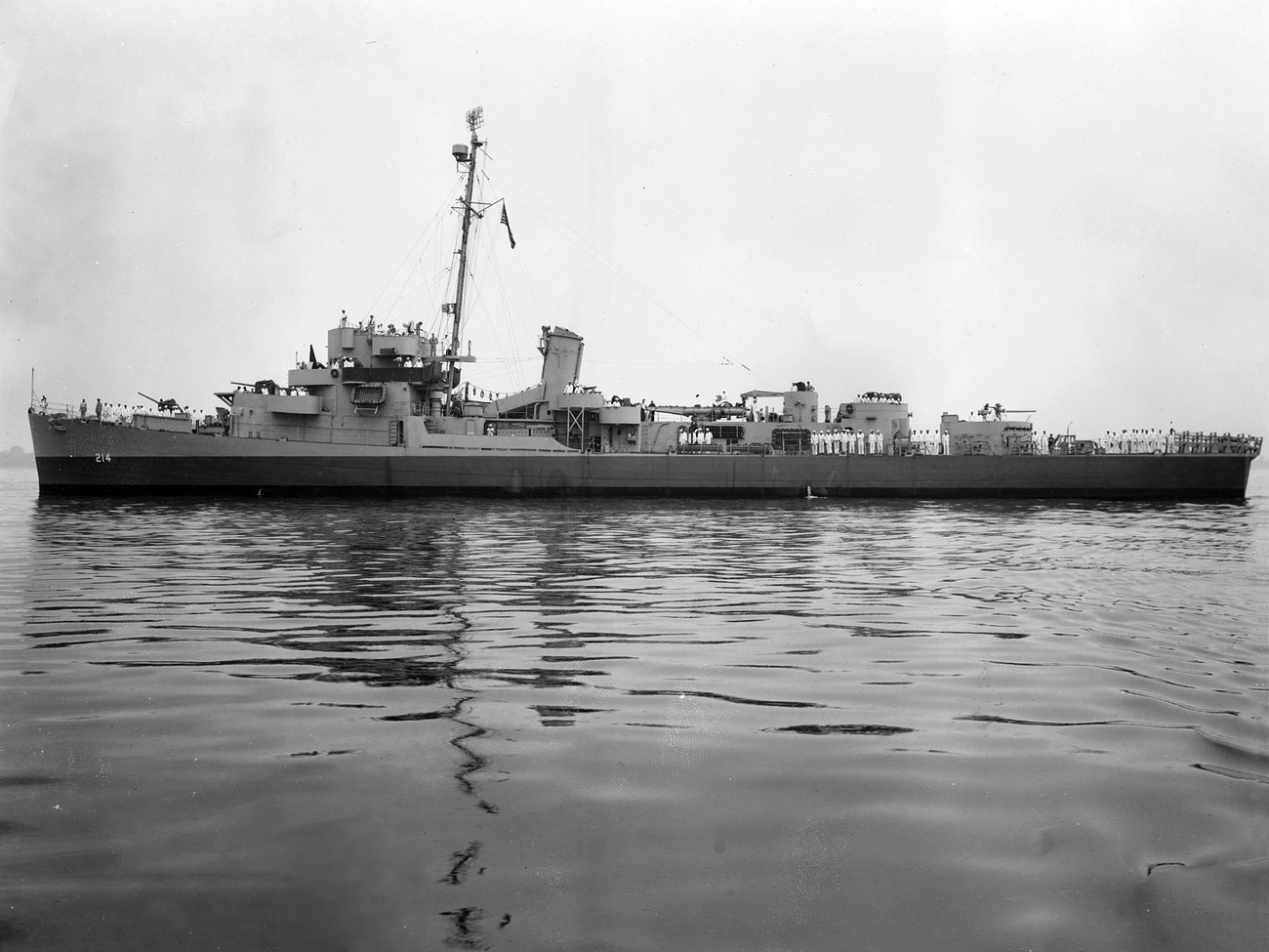 필라델피아 해군 조선소 앞의 USS 스콧 — 전설이 순간이동하는 유령선으로 바꿔놓은 함급. (Public domain)