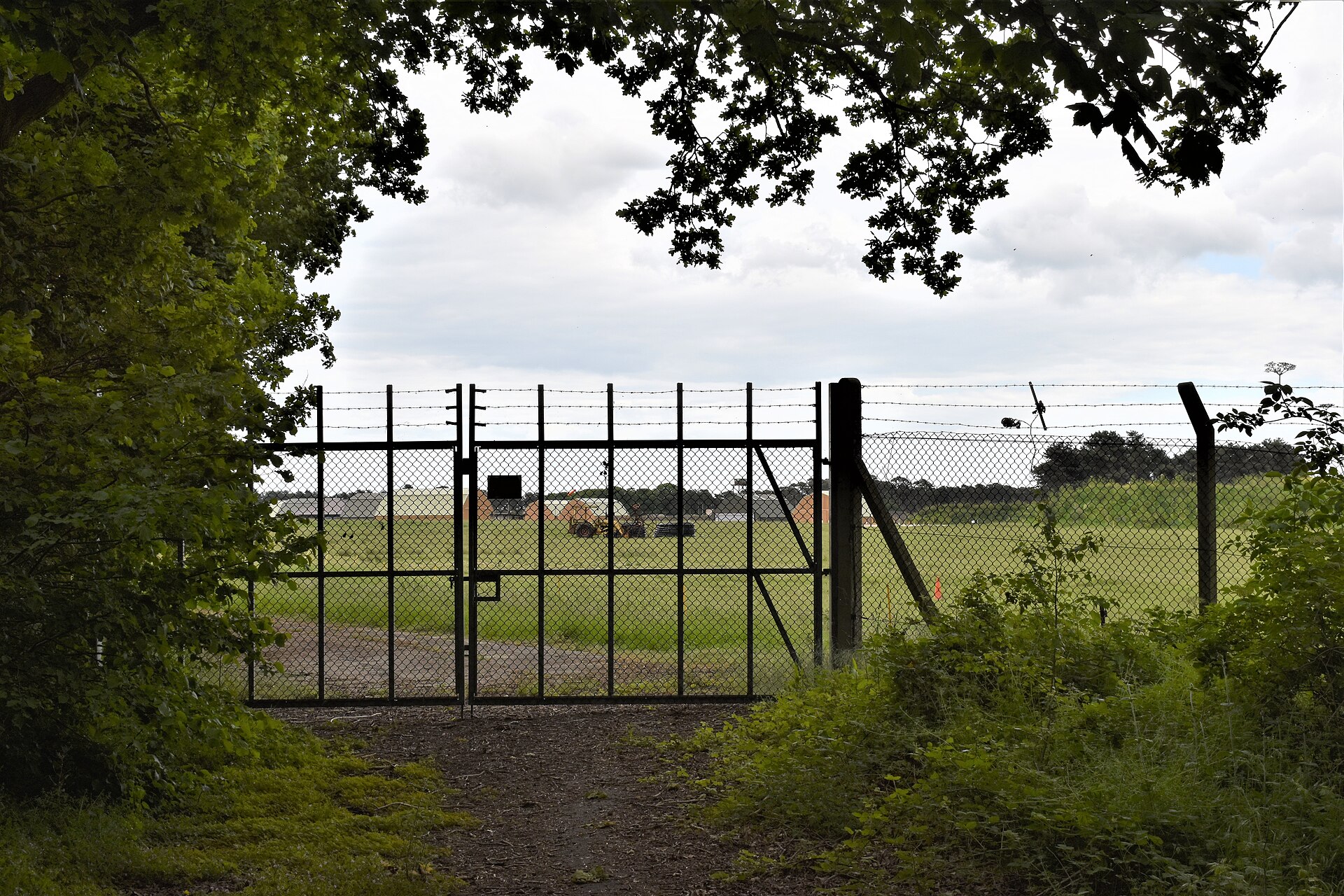 ベントウォーターズ基地外周のフェンス・ゲートの実景 ― 目撃が起きた基地境界線の現在の姿