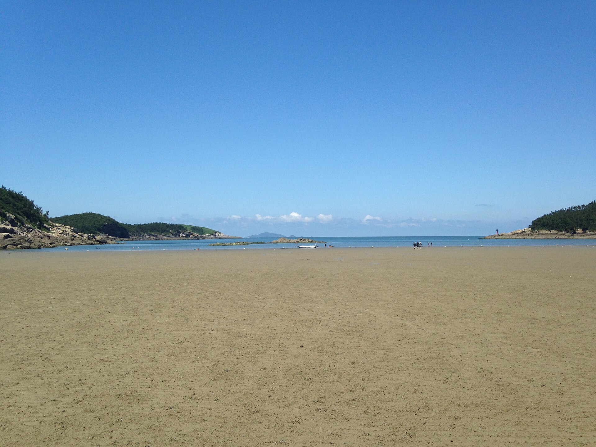 フェリー号が向かっていた扶安・蝟島の海水浴場 ― 現在の実景（Wikimedia Commons）