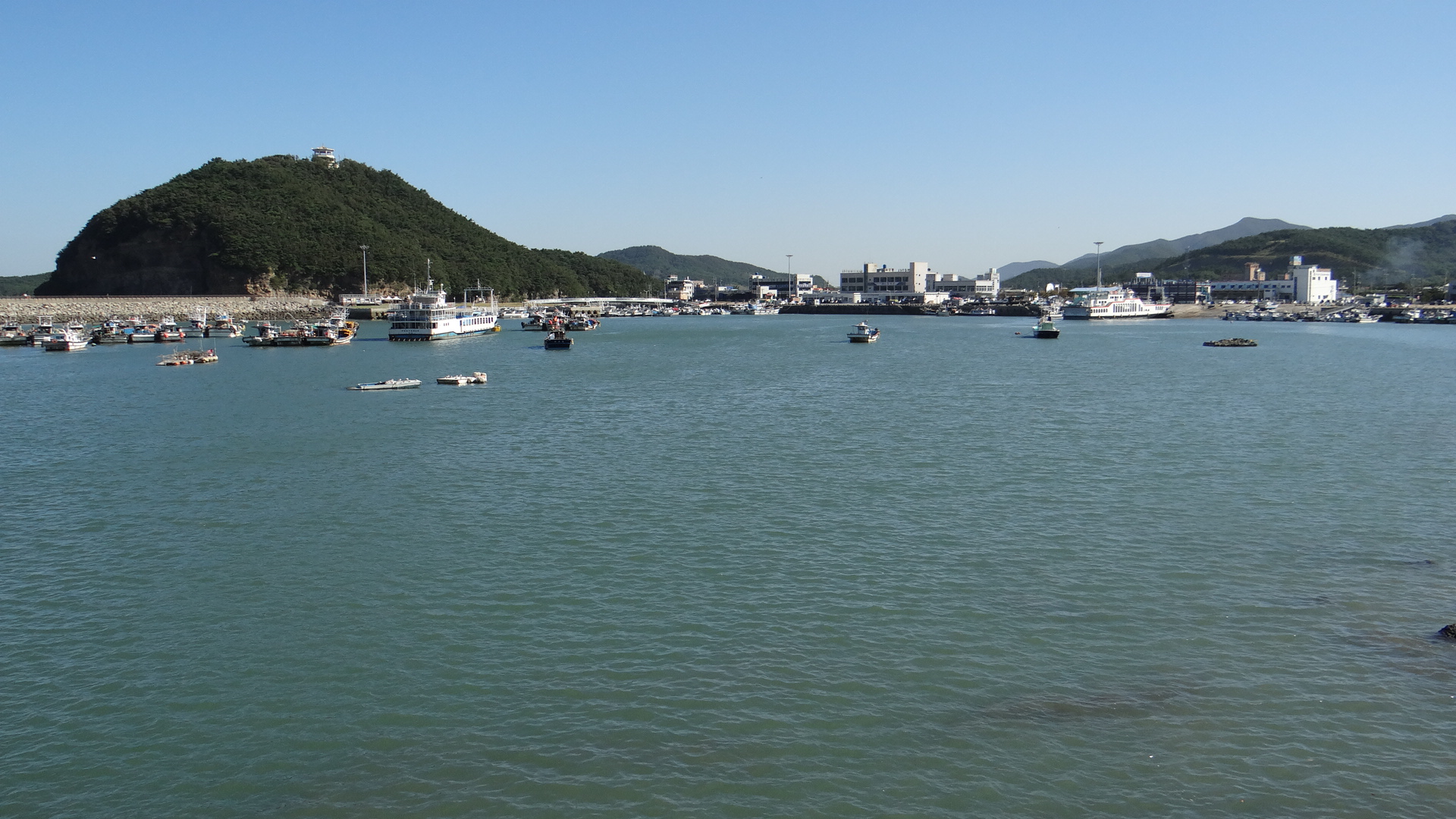 格浦港に停泊する旅客船 ― フェリー号が出た港の現在の実景（Wikimedia Commons）