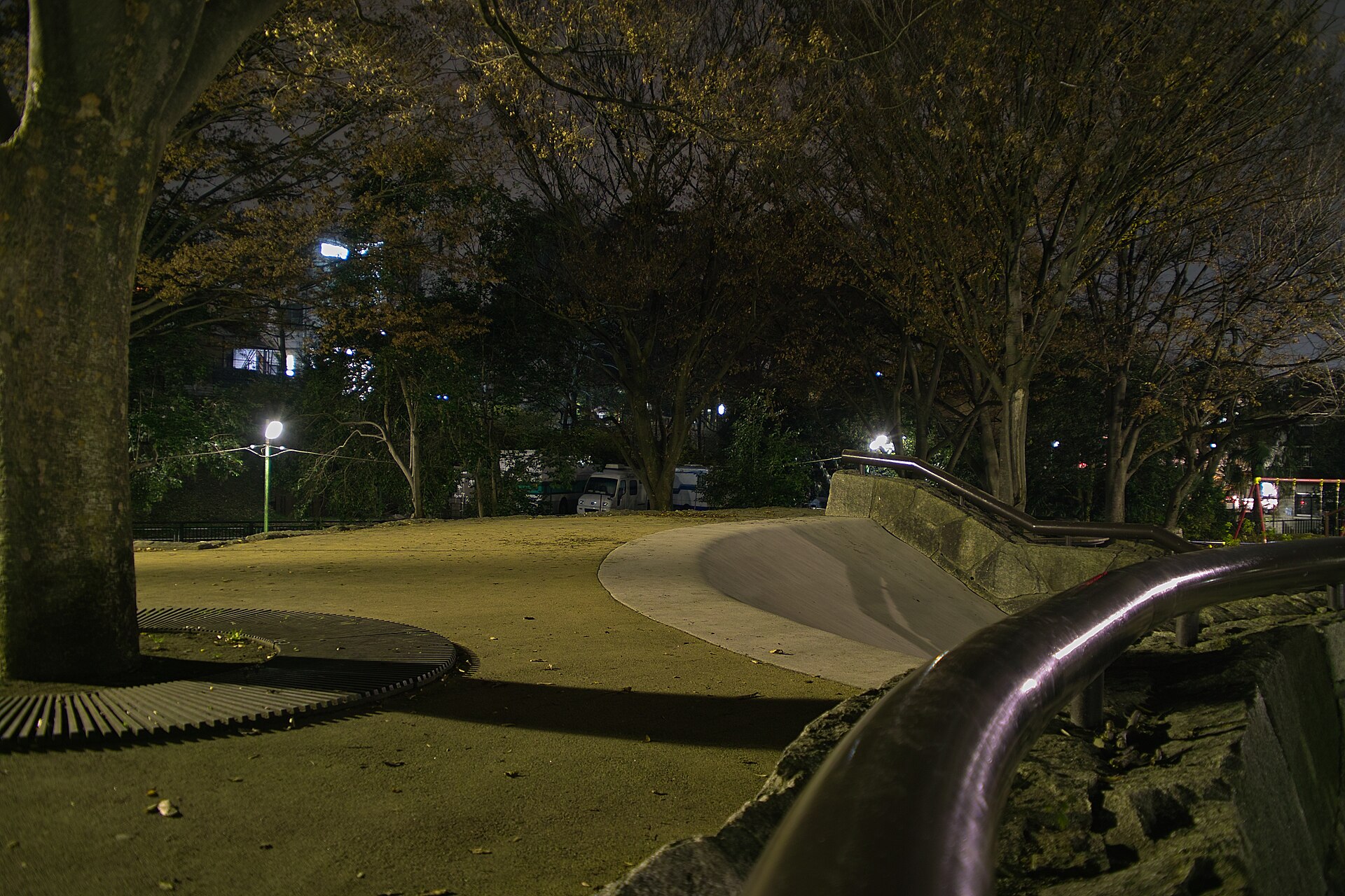 家を取り囲む祖師谷公園（Wikimedia Commons / CC BY 3.0）