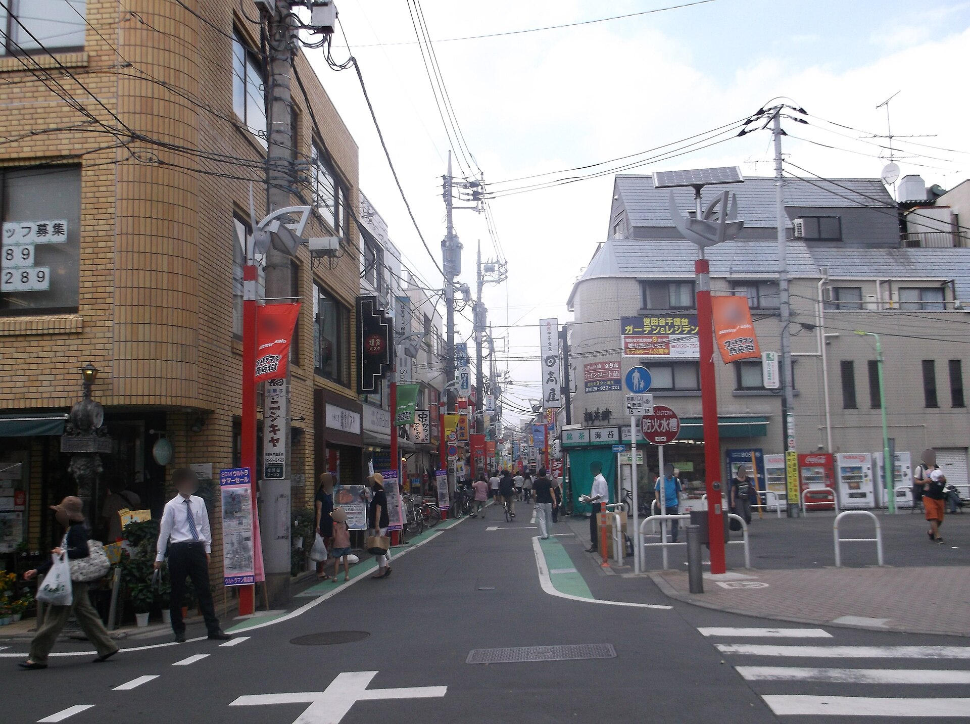 祖師谷のウルトラマン商店街 ― 事件の起きた街（Wikimedia Commons / CC BY-SA 4.0）