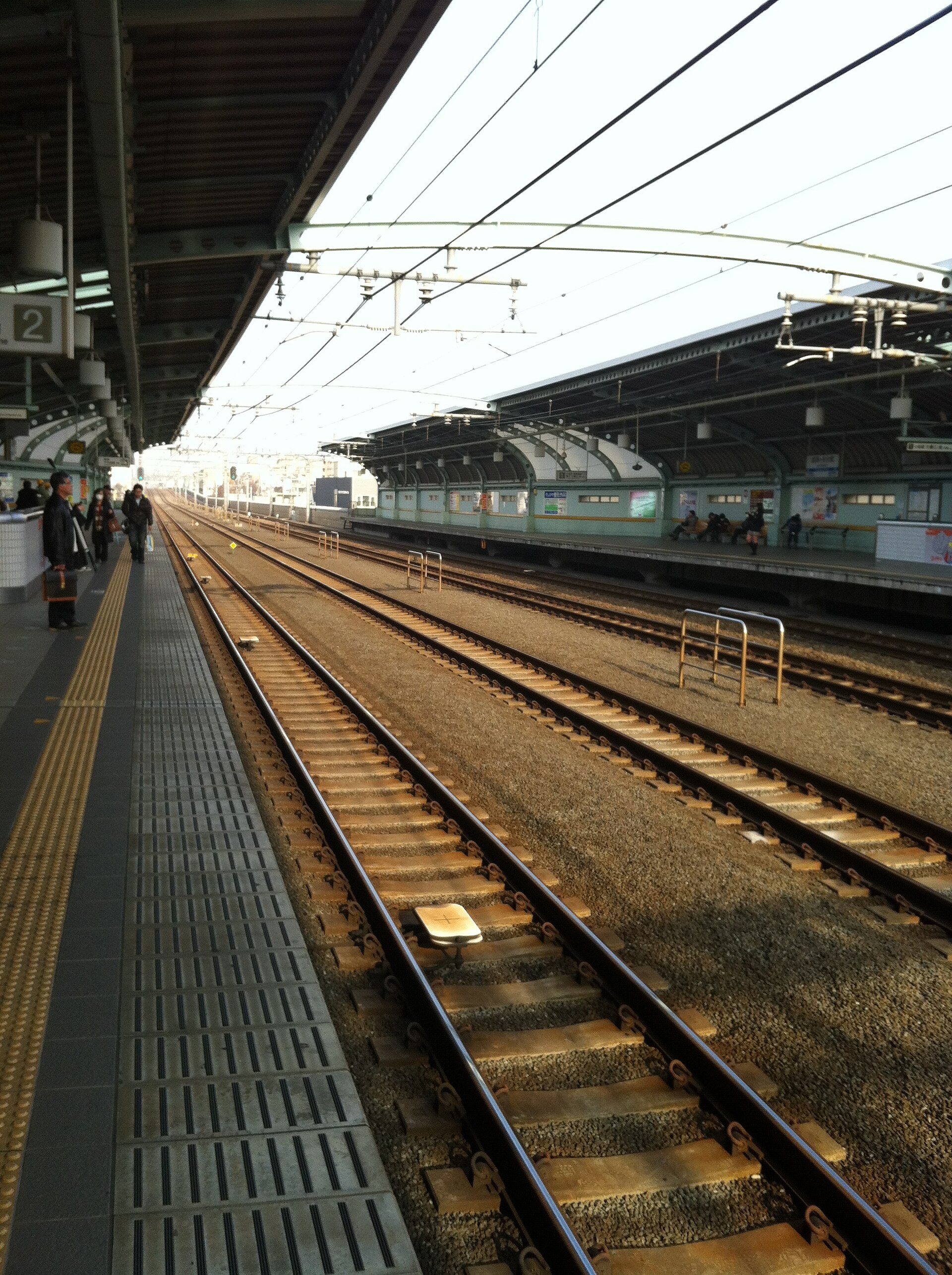 現場から最も近い駅、小田急線の祖師ヶ谷大蔵駅（Wikimedia Commons / CC BY-SA 3.0）